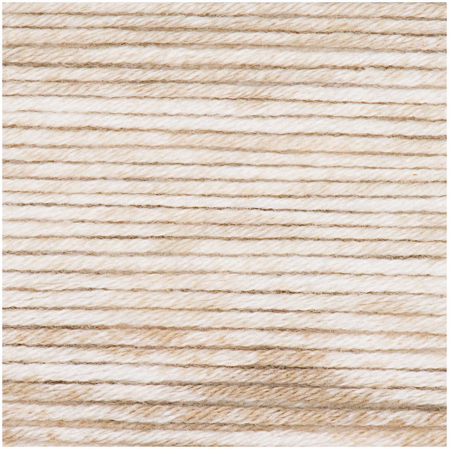 Creative Sport Print dk, beige, von Rico Design. Nahaufnahme von weichem Garn, 50g 145m, ideal für Strickprojekte.