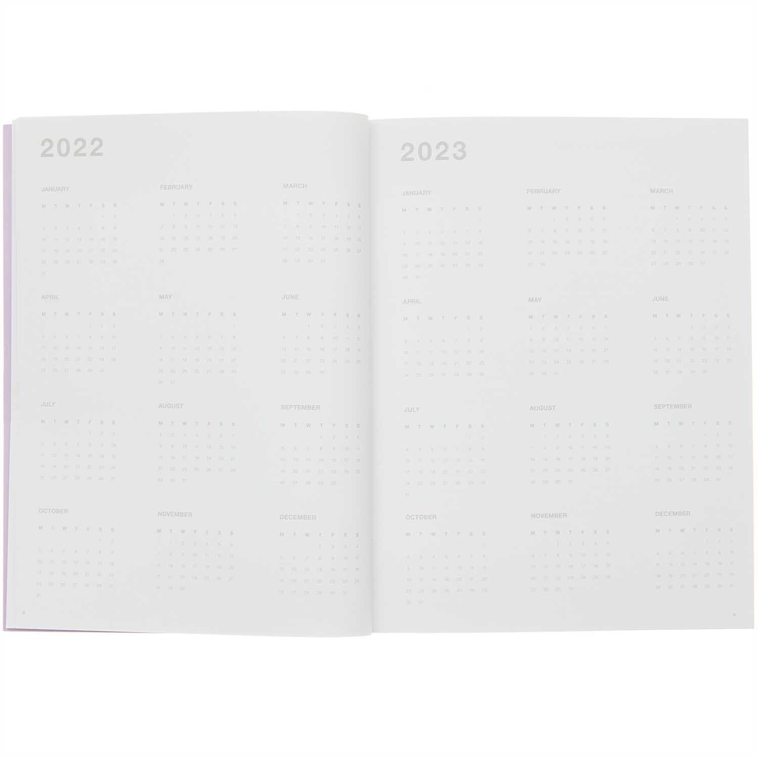Paper Poetry Bullet Diary Softcover zeigt eine geöffnete Kalenderansicht für 2022 und 2023. Marke: Rico Design. Ideal für Planer und Notizen.