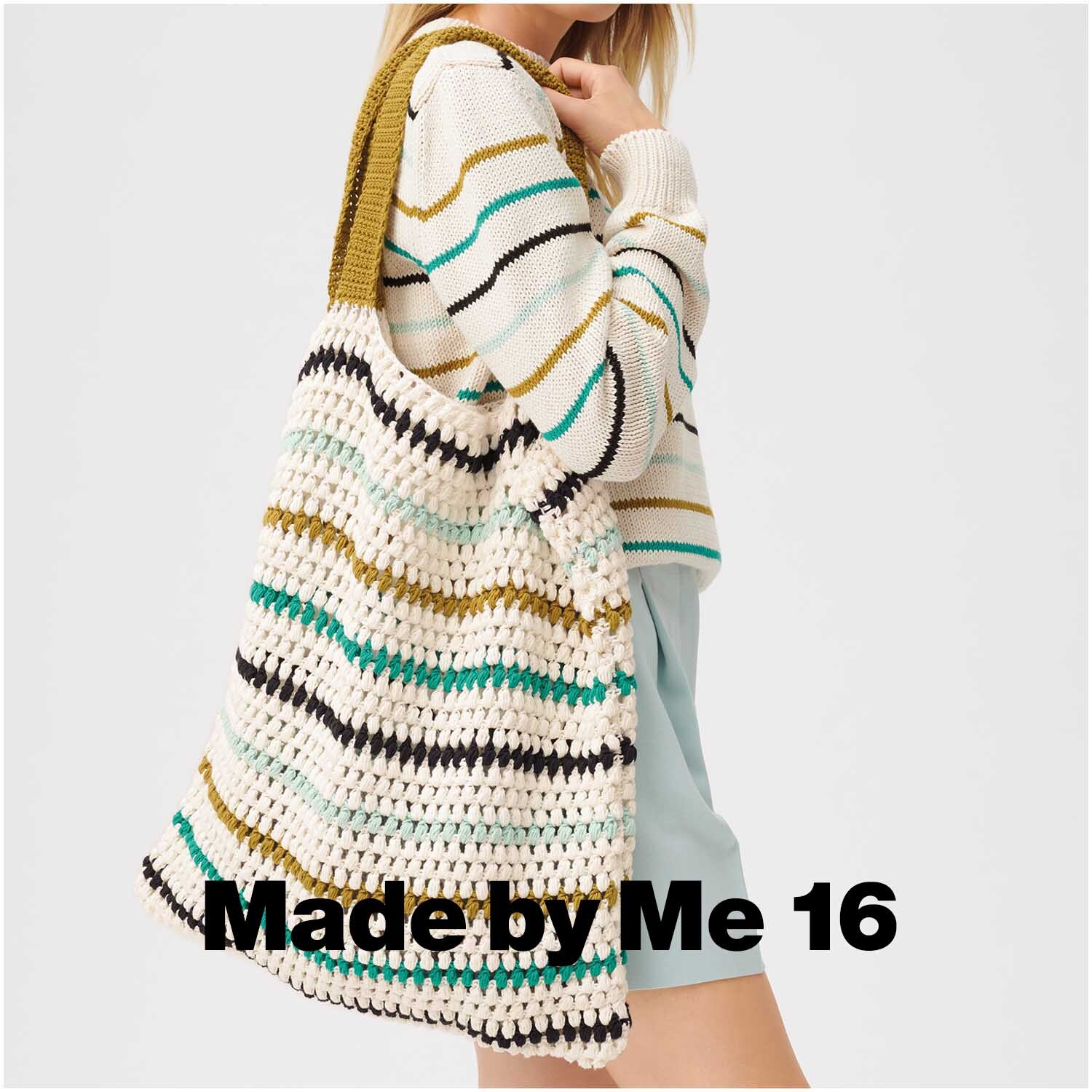 Essentials Organic Cotton aran: Frau mit gestreiftem Pullover und passender Tasche aus cremefarbenem Garn. Marke: Rico Design.