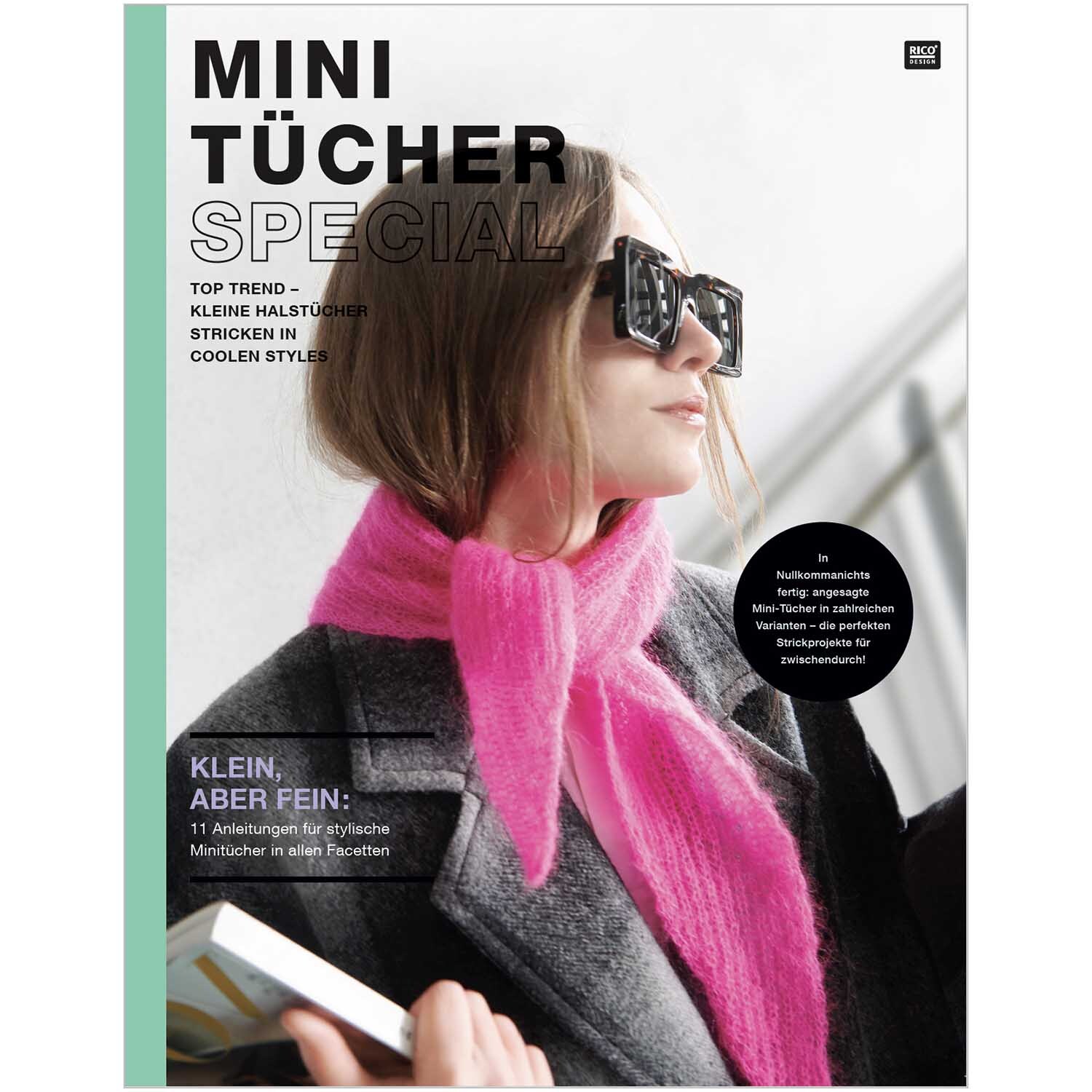 Mini Tücher Special: Frau mit pinkem Dreieckstuch von Rico Design, stilvoll in grauem Mantel und Sonnenbrille.