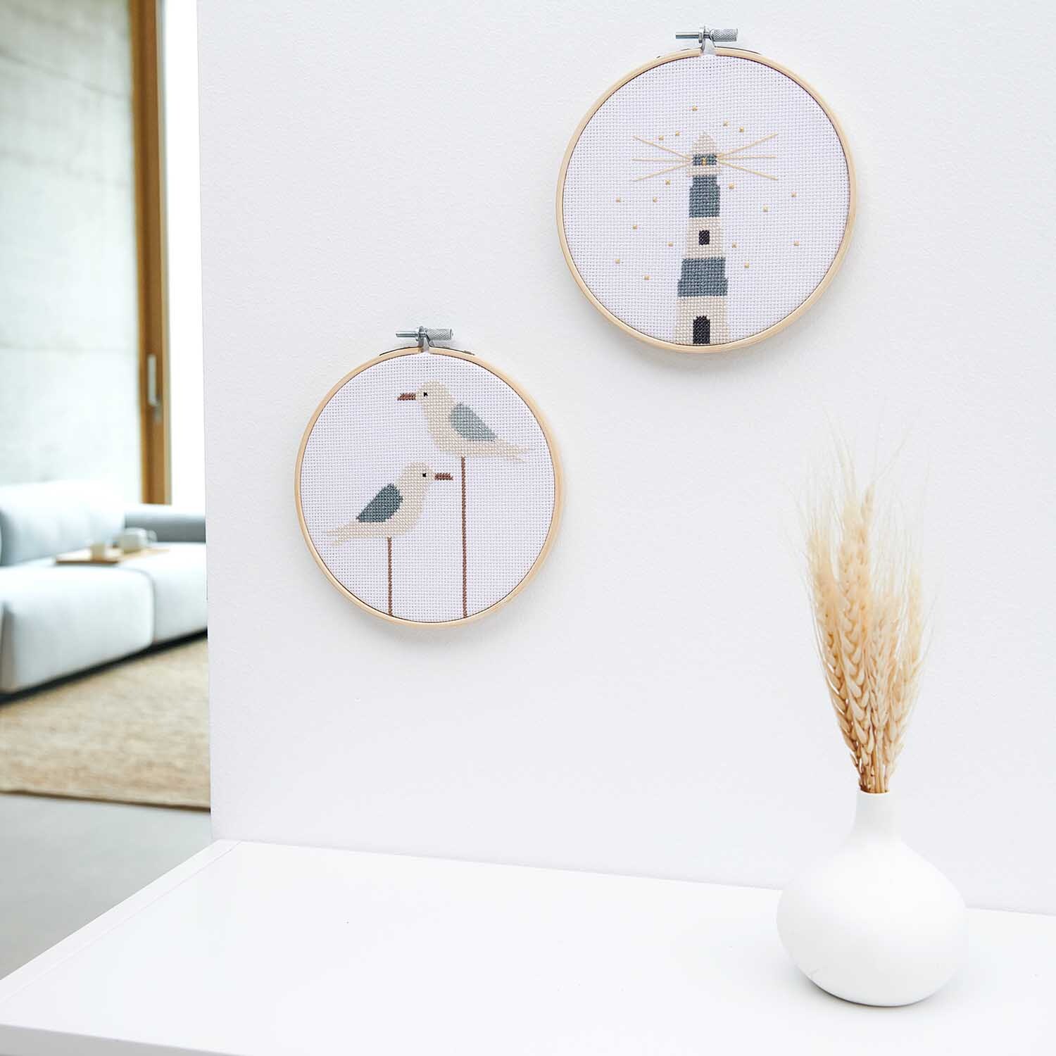 Stickpackung Möwe Bild Ø 15cm zeigt zwei Möwen und einen Leuchtturm, stilvoll präsentiert von Rico Design.