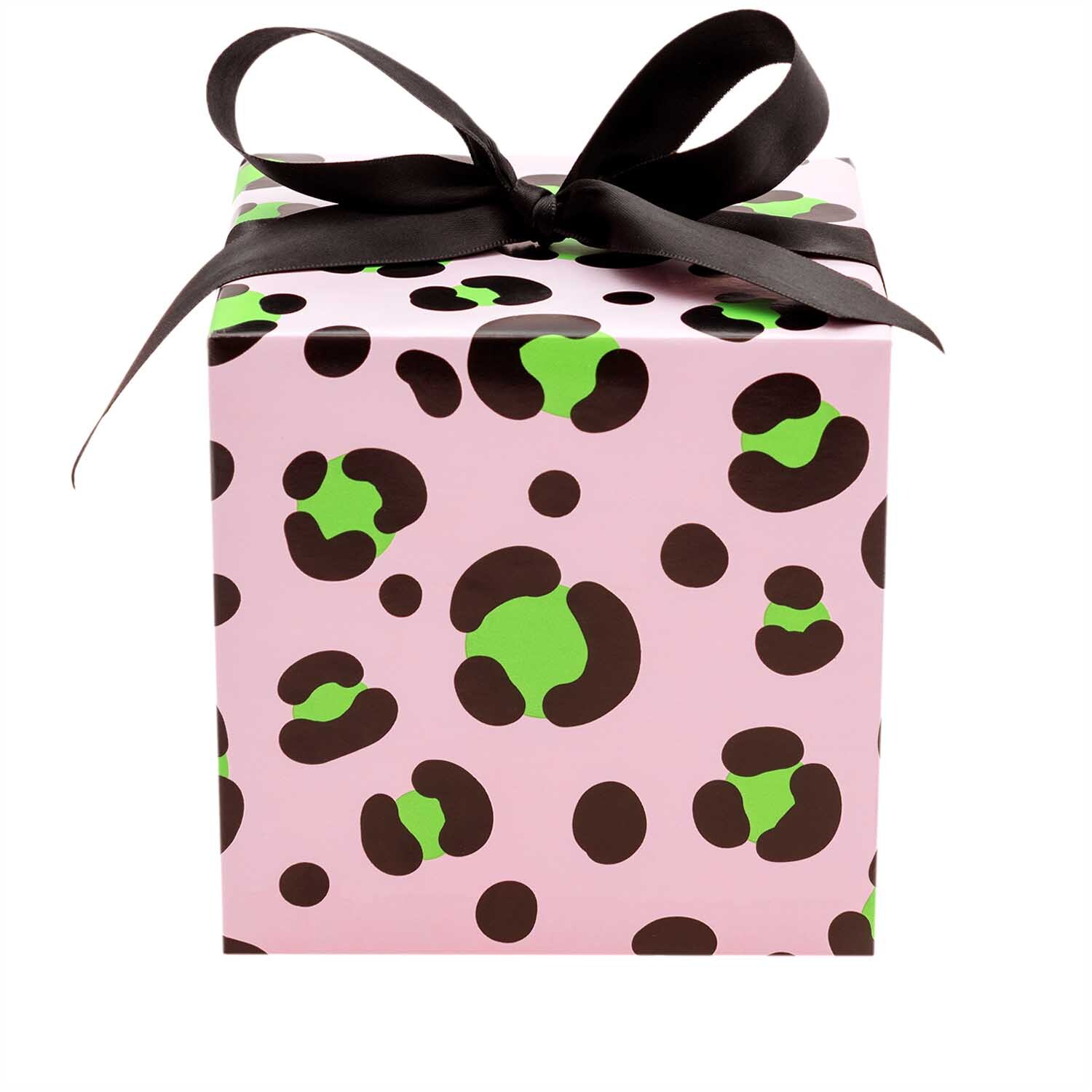 Paper Poetry Geschenkpapier mit Leopardenmuster in Rosa, verpackt mit schwarzer Schleife. Ideal für stilvolle Geschenke.