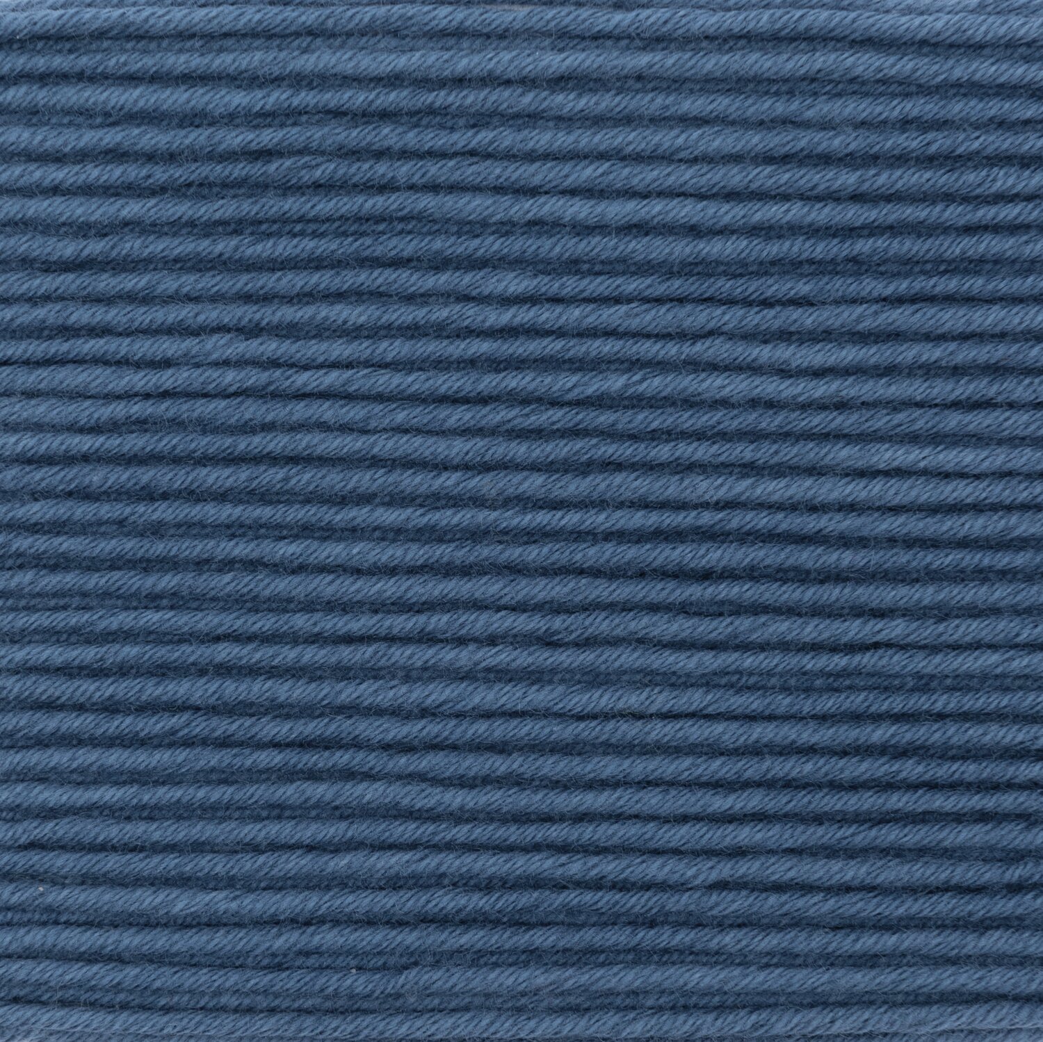 Essentials Organic Cotton aran, ein hochwertiges Garn von Rico Design in Marineblau, ideal für Strickprojekte. 50g Knäuel mit 90m Lauflänge.