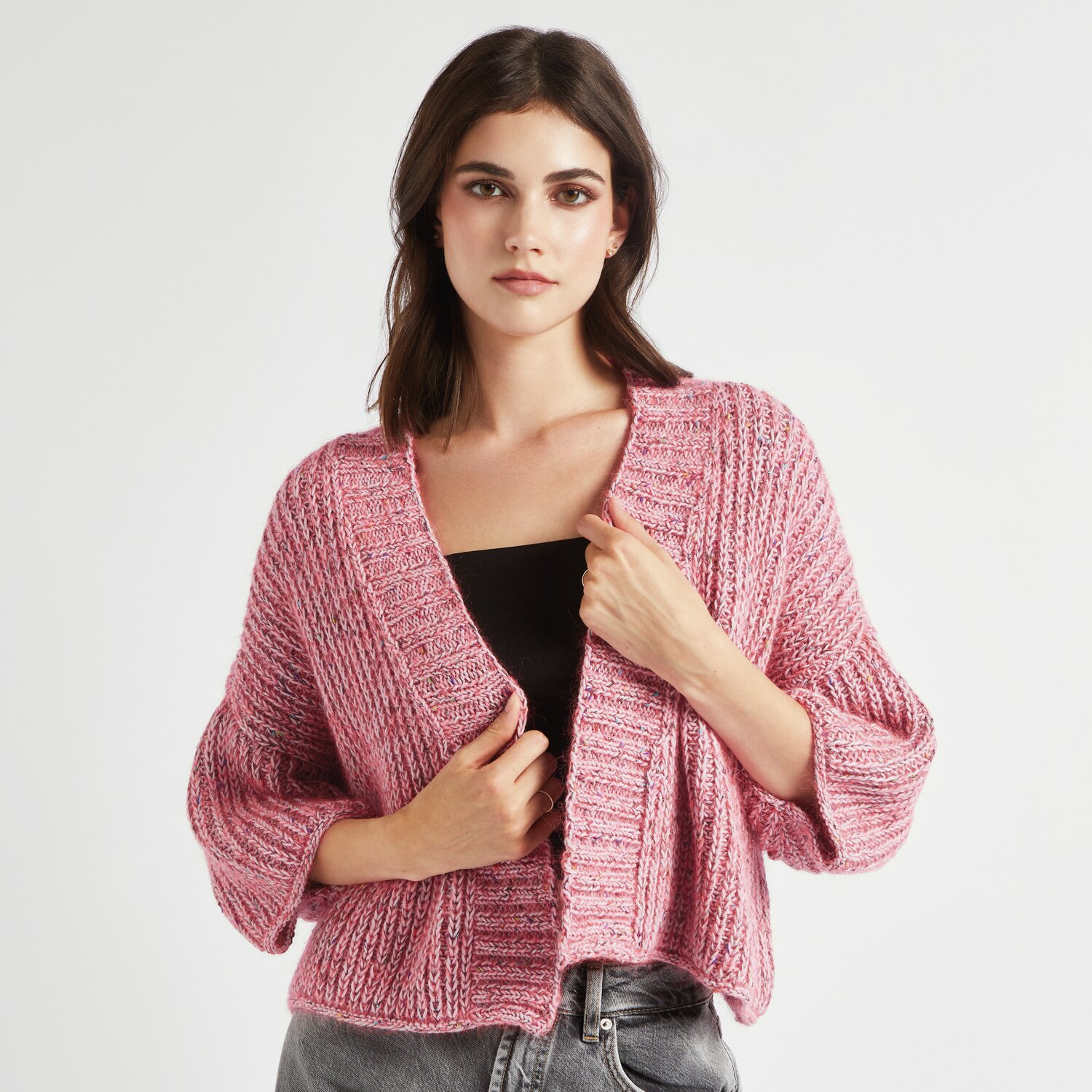 Made by Me No. 20: Frau trägt gestrickte Kimono-Jacke in Mauve, kombiniert mit schwarzem Top.