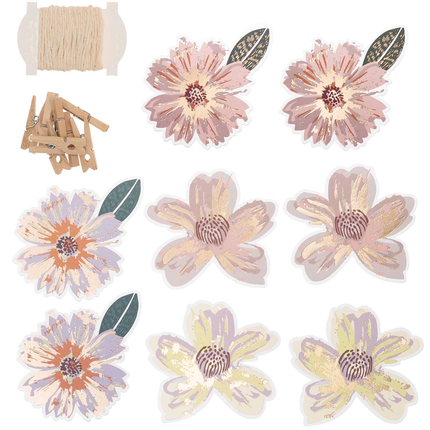 Paper Poetry Papieranhänger Blüten 8 Stück von Rico Design: Dekorative Blütenanhänger in sanften Pastelltönen mit Kordel und Klammern.