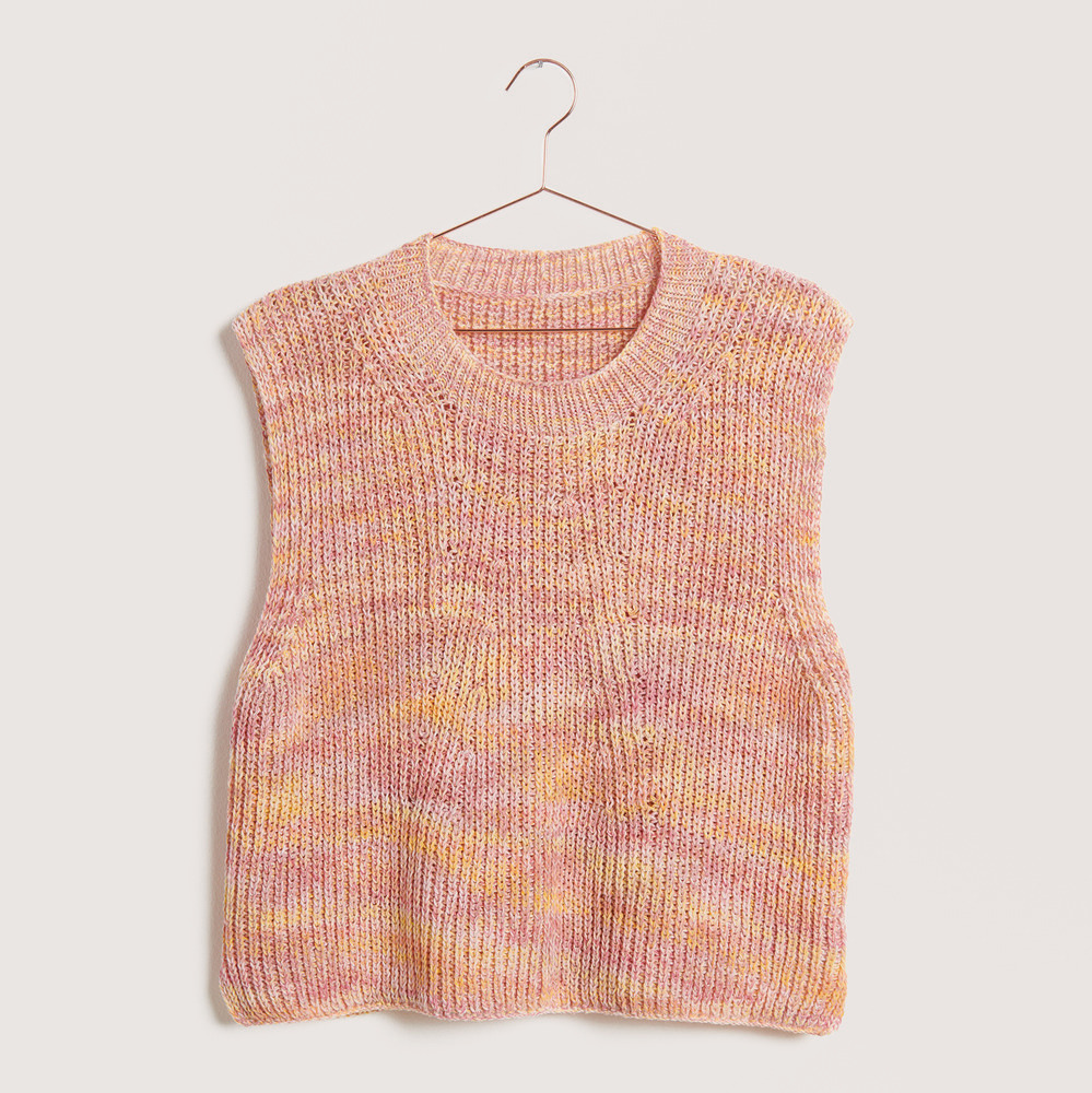 Pullunder auf grauem Hintergrund – zum Strickset