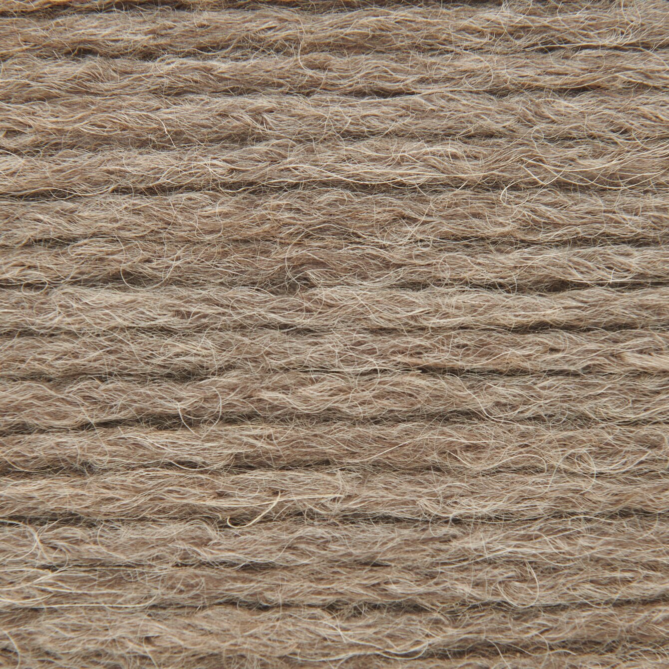 Rico Luxury Alpaca Superfine aran in Taupe zeigt weiche, hochwertige Wollfasern in Nahaufnahme. Ideal für Strickprojekte.