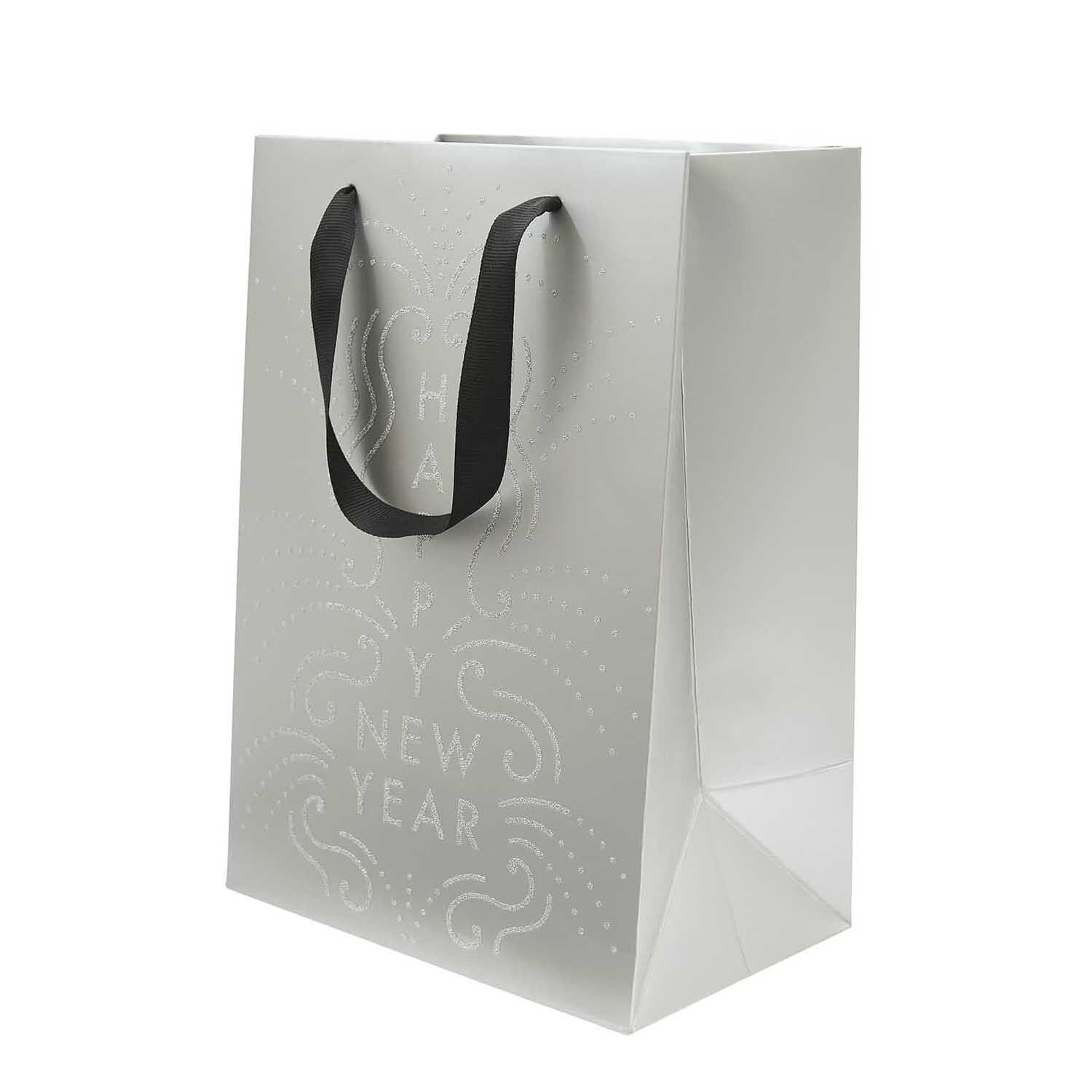 Paper Poetry Geschenktüte mit schwarzem Griff, verziert mit "Happy New Year" in elegantem Silber. Ideal für festliche Anlässe.