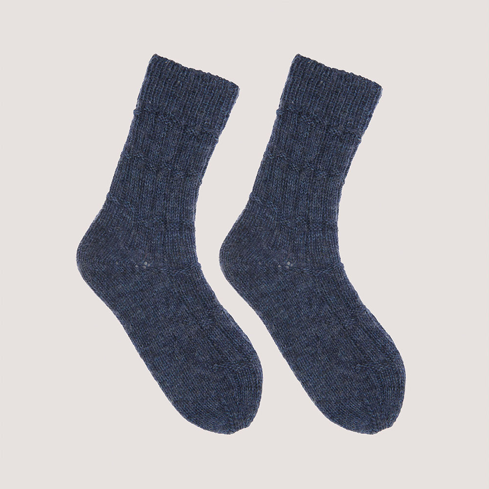 Socken auf grauem Hintergrund – zum Strickset