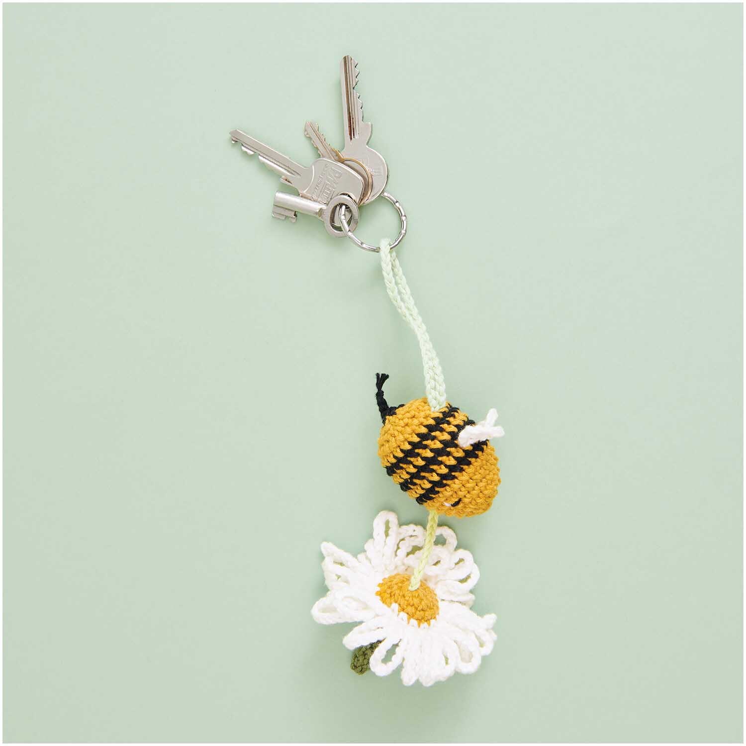 Creative Ricorumi dk: Gehäkelter Schlüsselanhänger mit Biene und Blume, aus Rico Design Garn.
