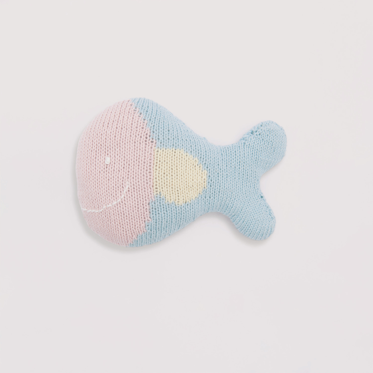 Baby Organic Cotton: Gestrickter Fisch in Rosa, Hellblau und Vanille, ideal für Babys.