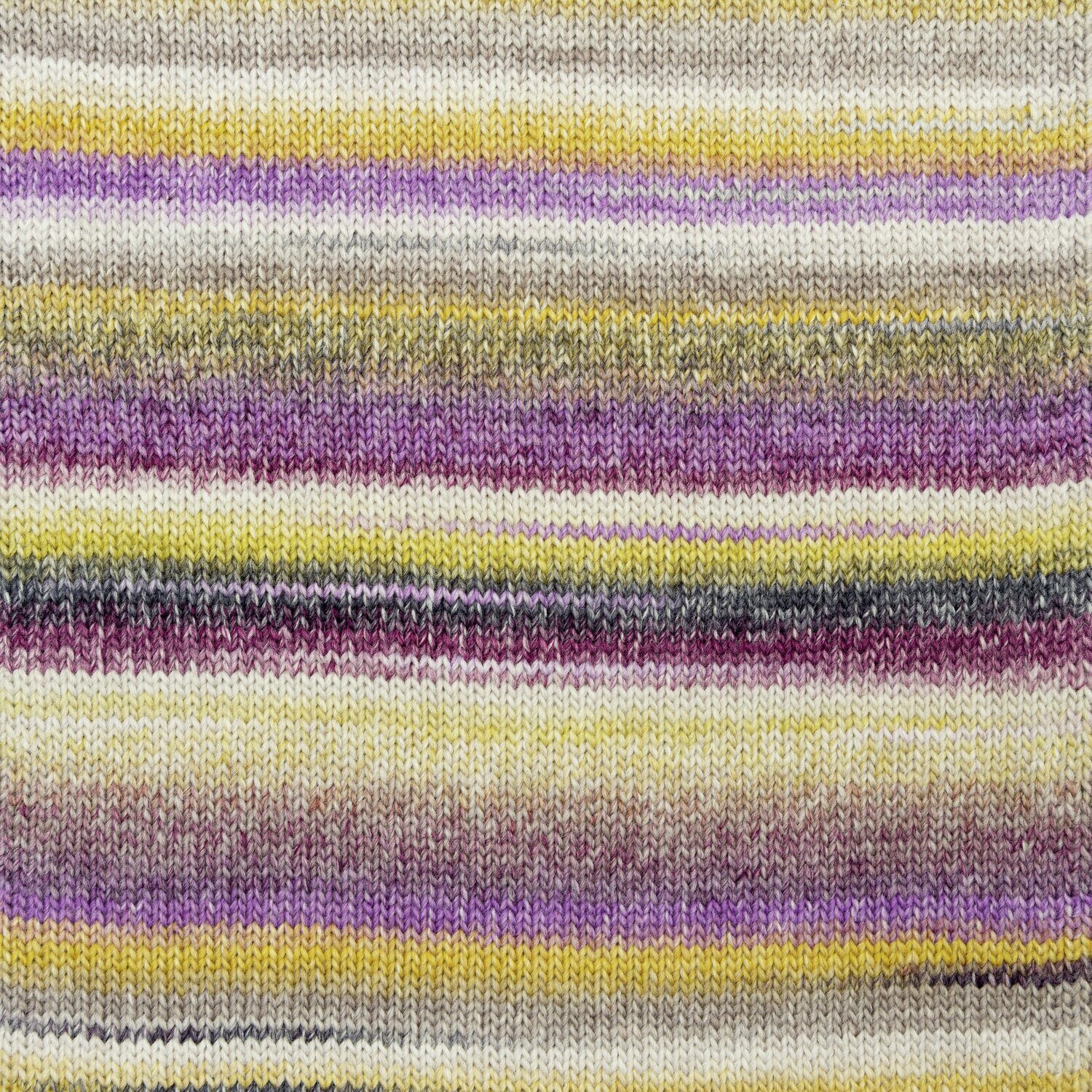 Ein gestricktes Stück aus einem lila-gelben Farbverlaufsgarn. Detailansicht eines Produktes.