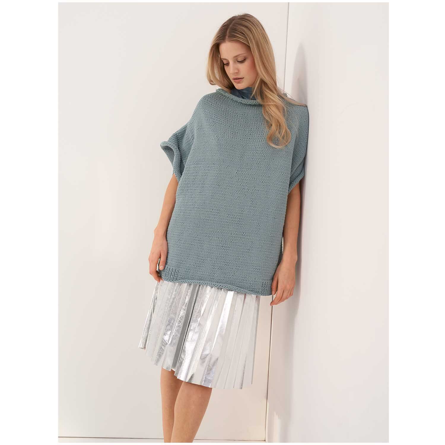 Fashion Jersey: Frau trägt blau-grauen Pullover von Rico Design, kombiniert mit silbernem Rock.