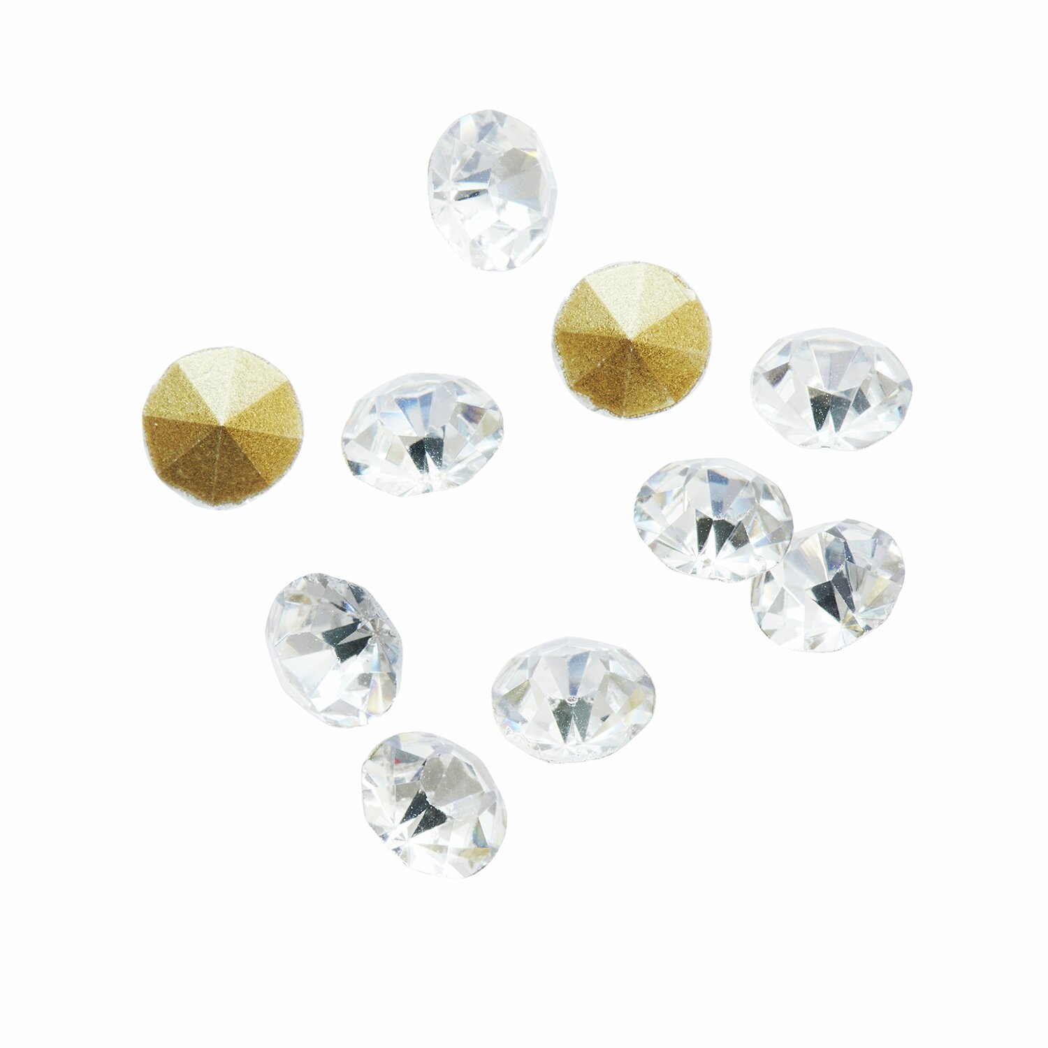Strass-Steine spitz Crystal 6mm von Rico Design, 10 Stück. Klare und goldene Steine auf weißem Hintergrund. Ideal für kreative Projekte.