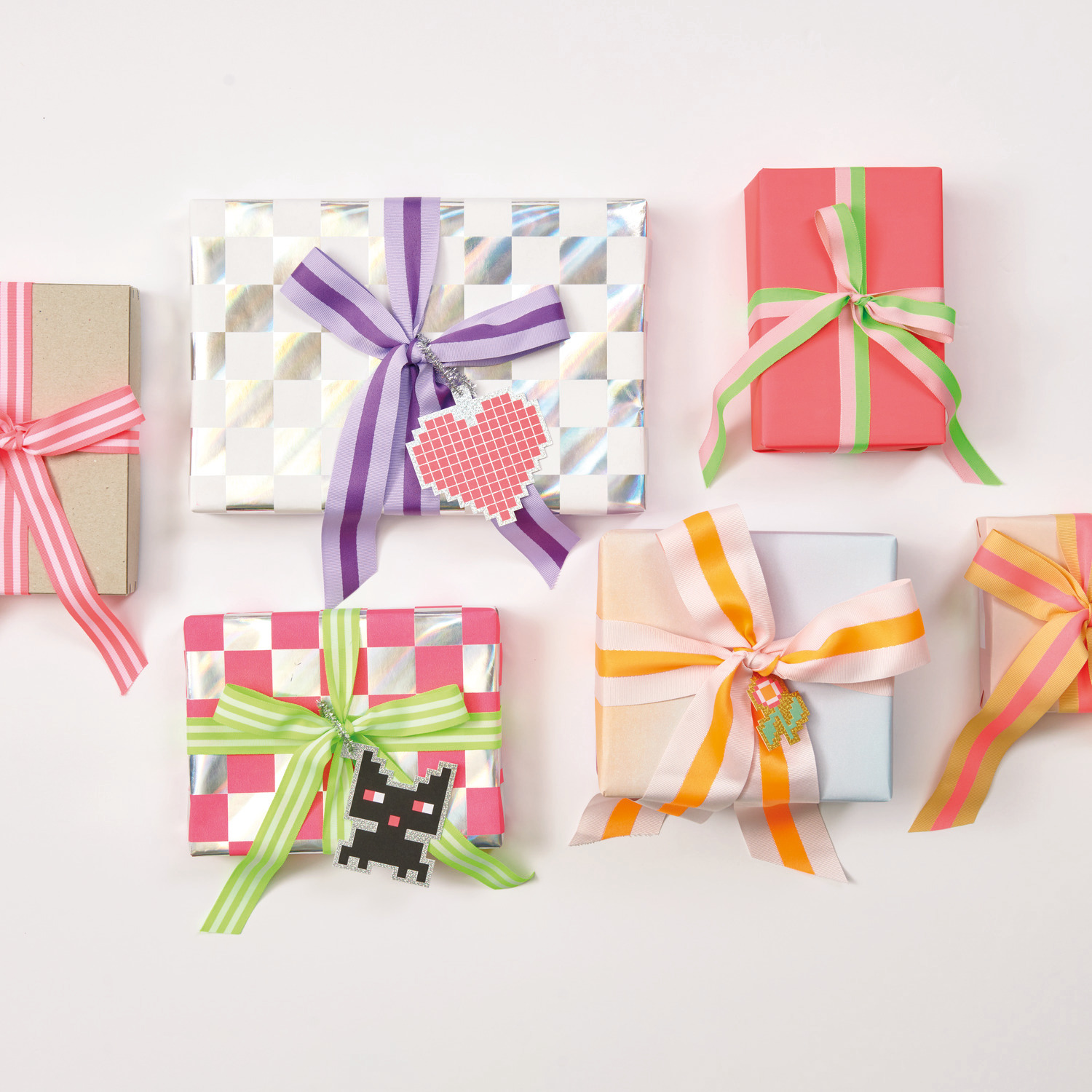 Paper Poetry Geschenkpapier Schachbrett: Sechs Geschenke mit bunten Bändern, kreativ verpackt.