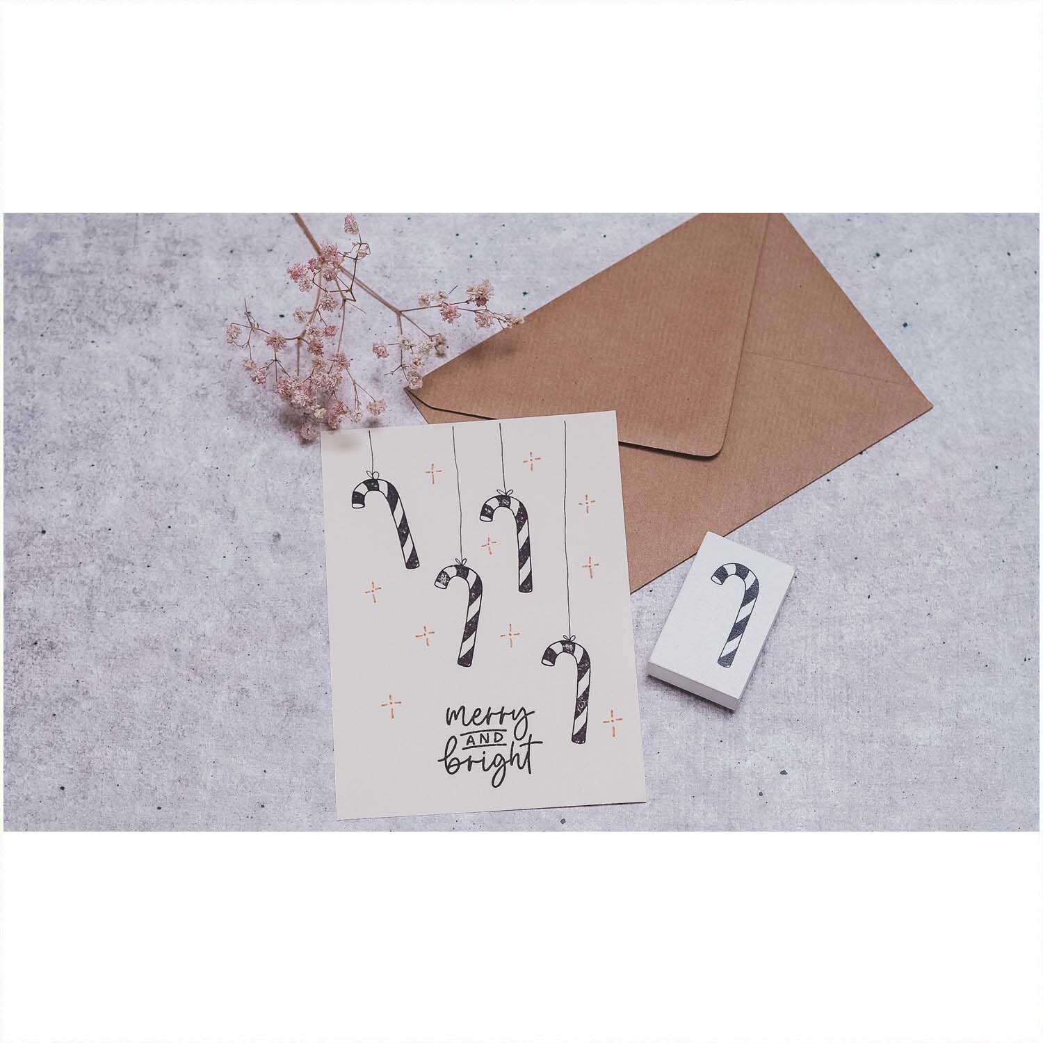 Stempel Zuckerstange weiß 35x55mm zeigt eine Karte mit Zuckerstangenmotiv und braunem Umschlag.