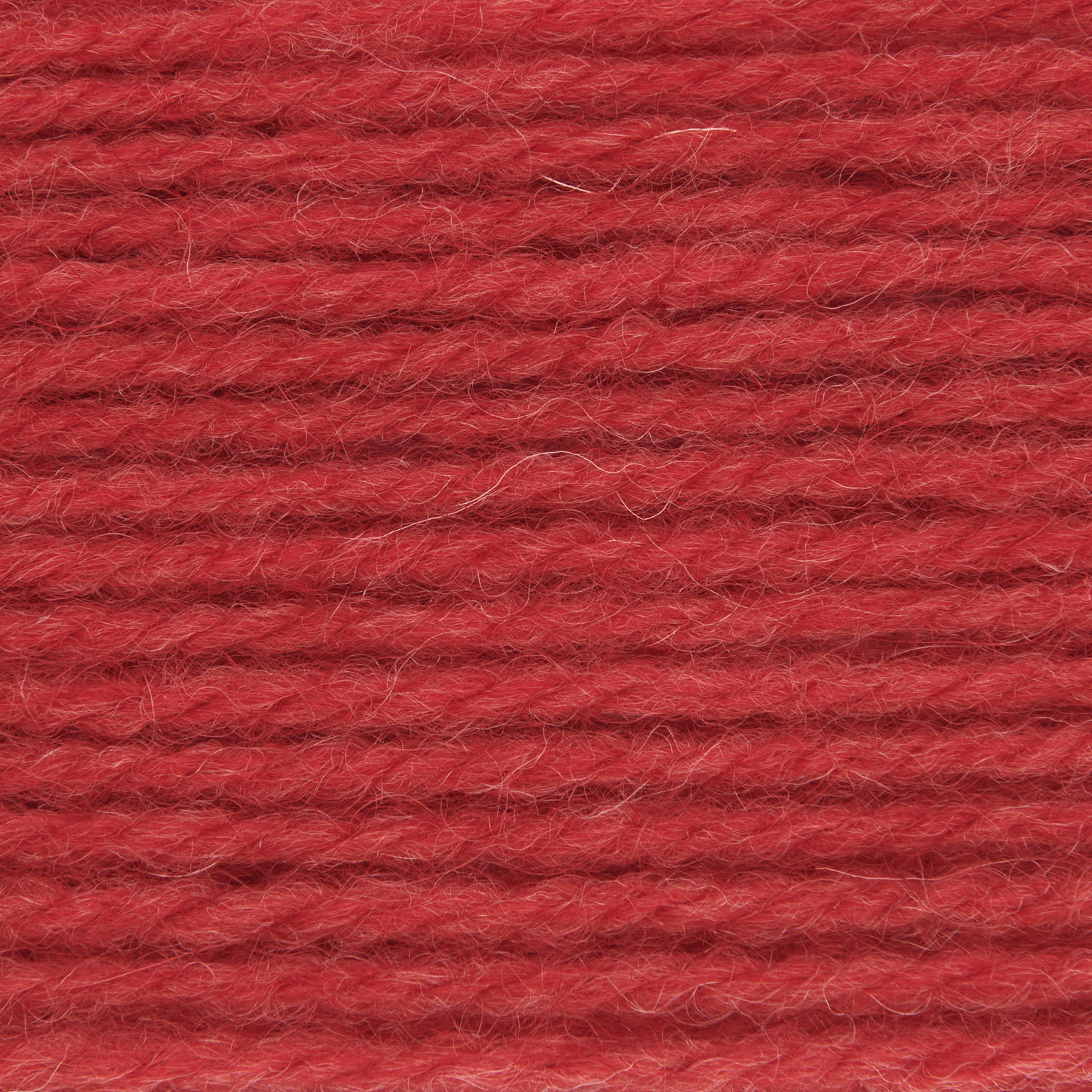 Soft Alpaca, Rico Design: Nahaufnahme von rotem Garn, ideal für Strickprojekte. 50g, 125m.
