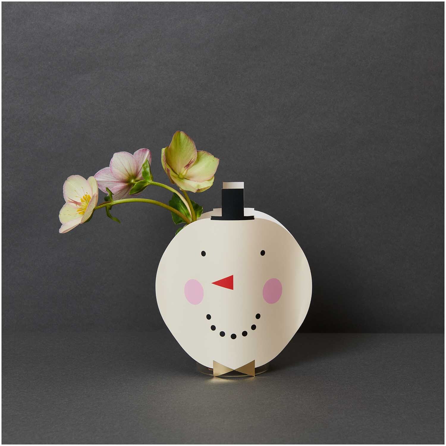 Paper Poetry Vasencover Schneemann mit Blumen, lächelndes Gesicht, von Rico Design.