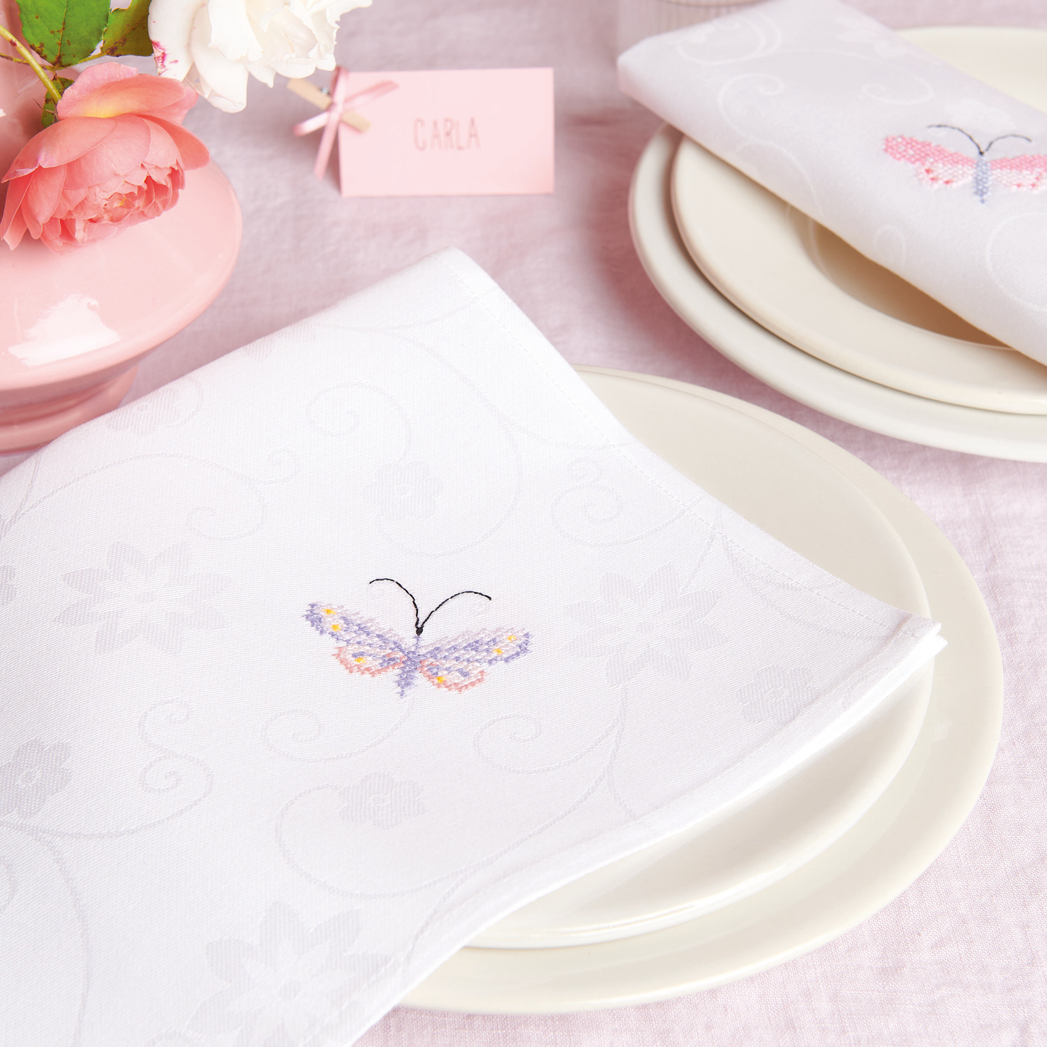 Stickpackung Servietten mit Schmetterlingen, 42x42cm, 2 Stück. Zarte Schmetterlingsmotive auf weißen Stoffservietten, ideal für elegante Tischdekoration.