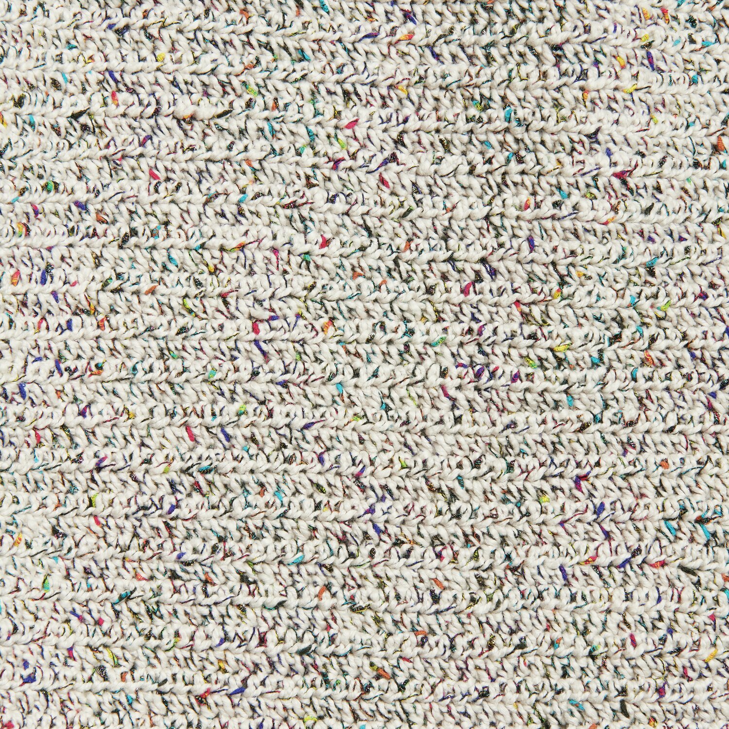 Made by Me No. 20 Frühjahr-Sommer: Nahaufnahme von gestricktem Stoff mit bunten Glitzereffekten. Ideal für kreative Strickprojekte.