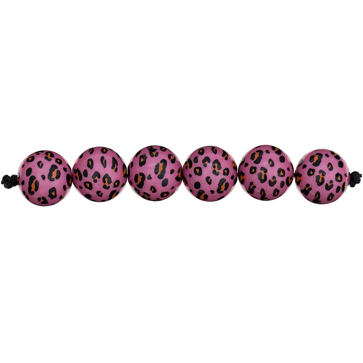 Perlen Acid Leo 16mm, 6 Stück von Rico Design in Pink mit Leopardenmuster, aufgereiht auf schwarzem Faden.