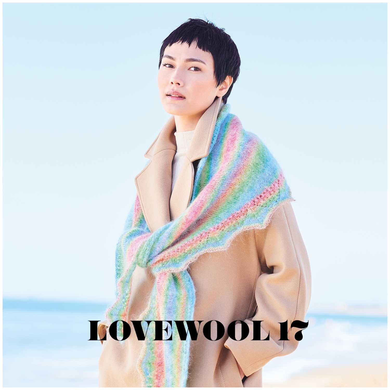 Fashion Mohair Rainbows: Frau am Strand mit pastellfarbenem Schal von Rico Design, 25g 100m.