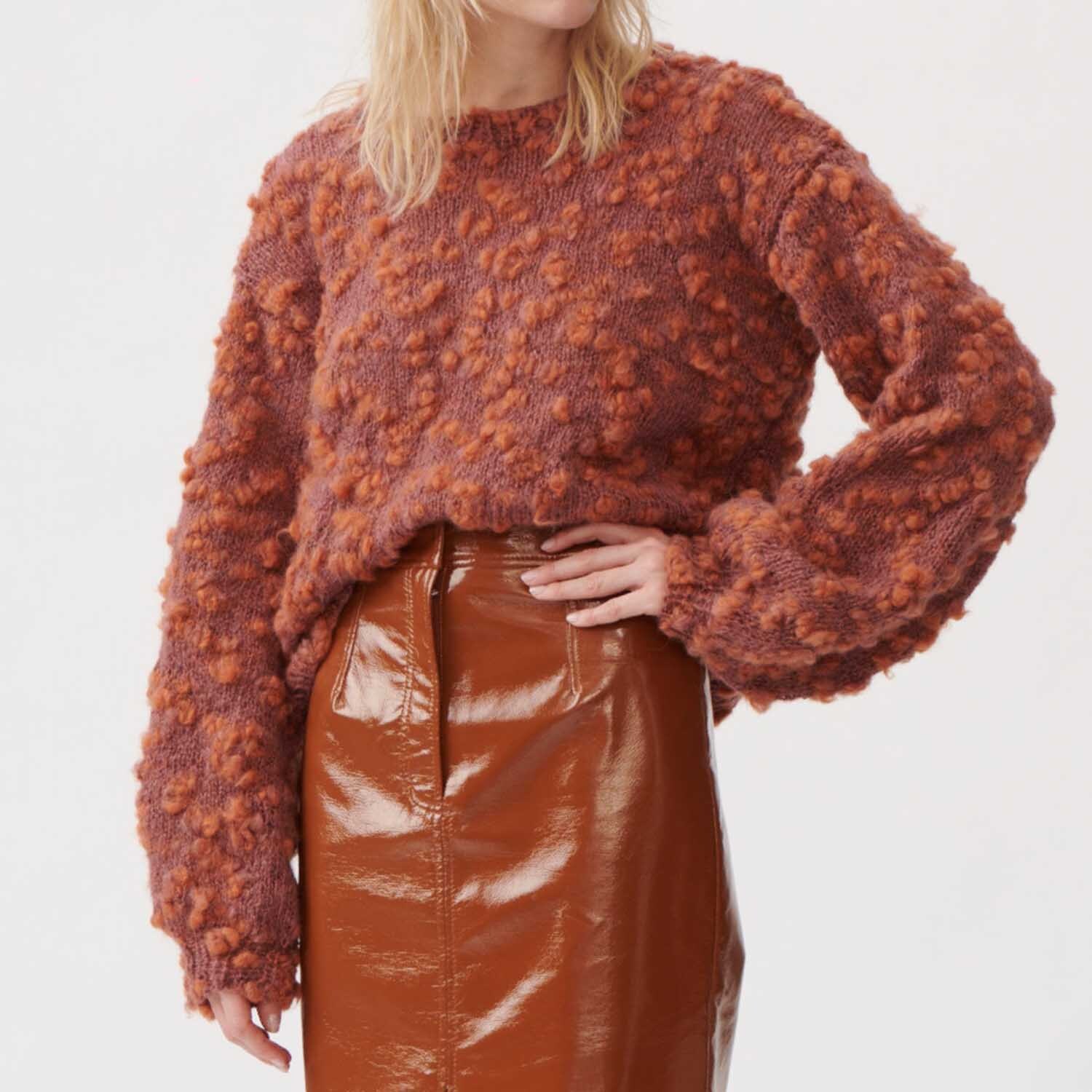 Strickanleitung Pullover aus Fashion Alpaca Vibes: Frau trägt flauschigen, braunen Pullover mit strukturierter Oberfläche.