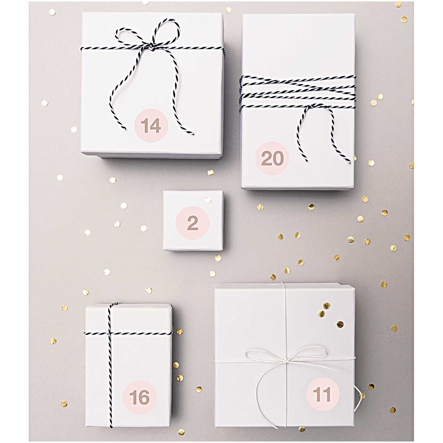 Paper Poetry Adventskalender Sticker Zahlen 1-24 auf weißen Geschenken mit schwarzem Band und goldenen Konfetti.