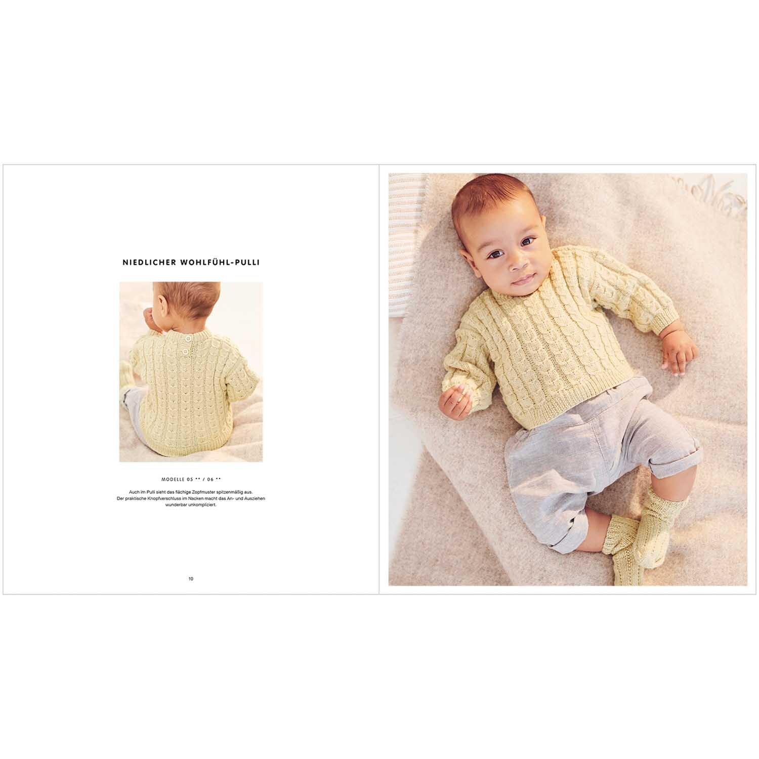 Baby Merino 01: Ein Baby in einem cremefarbenen Strickpullover von Rico Design auf einer Decke.
