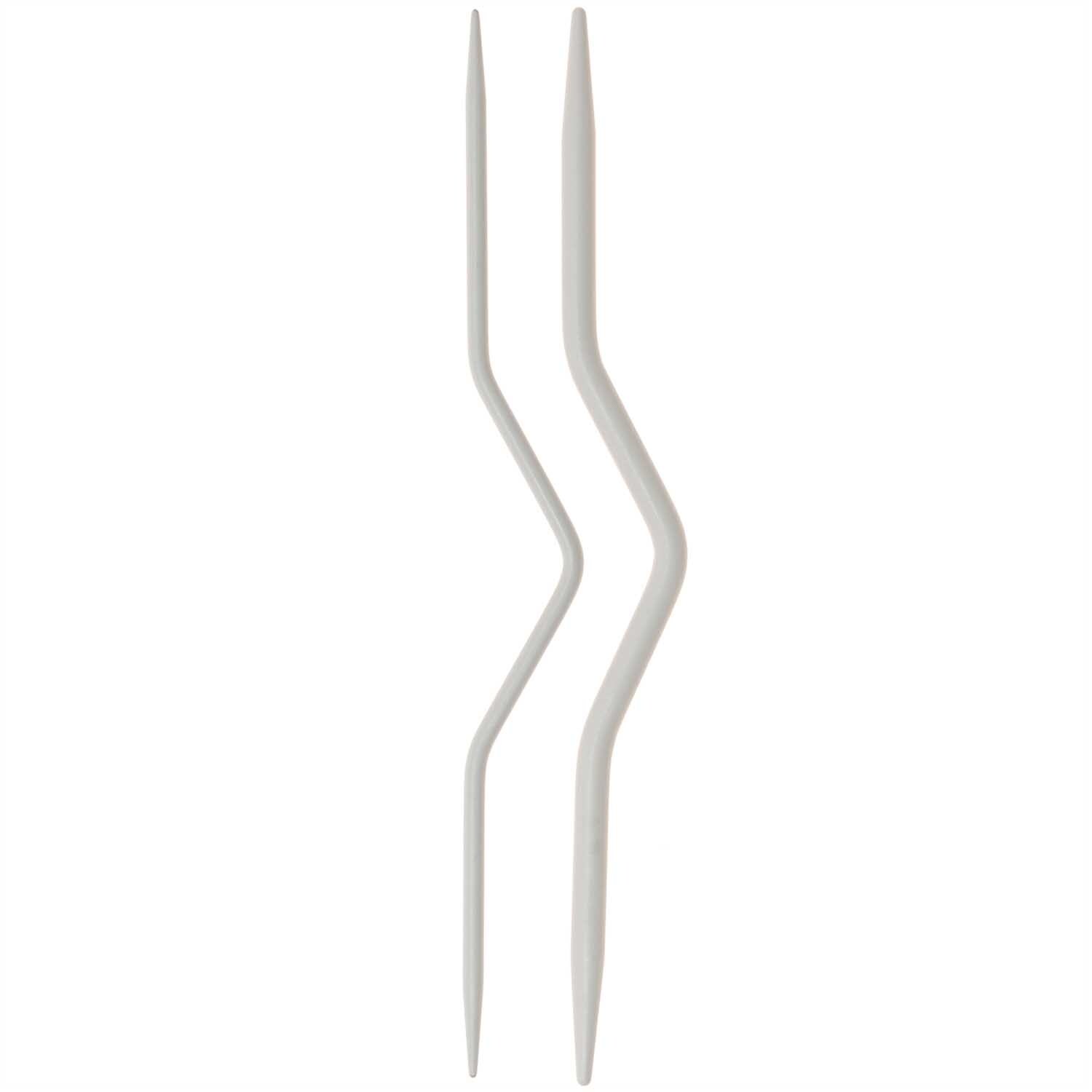Zopfmusternadeln Aluminium 2 Stück von Rico Design, zeigen zwei gebogene, silberne Nadeln auf weißem Hintergrund. Ideal für Strickprojekte.