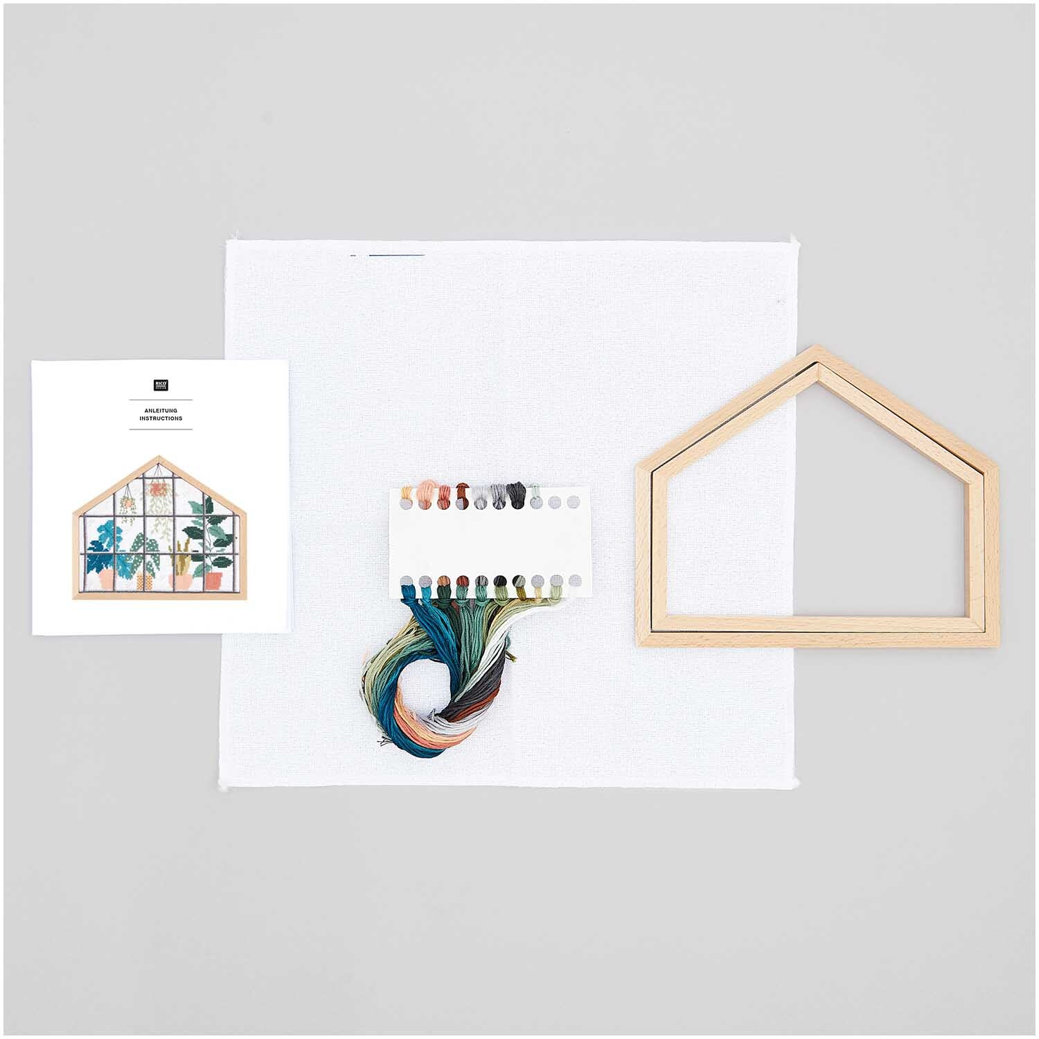 Stickpackung Urban Jungle klein: Set mit Holzrahmen, Stickgarn und Anleitung von Rico Design auf weißem Hintergrund.