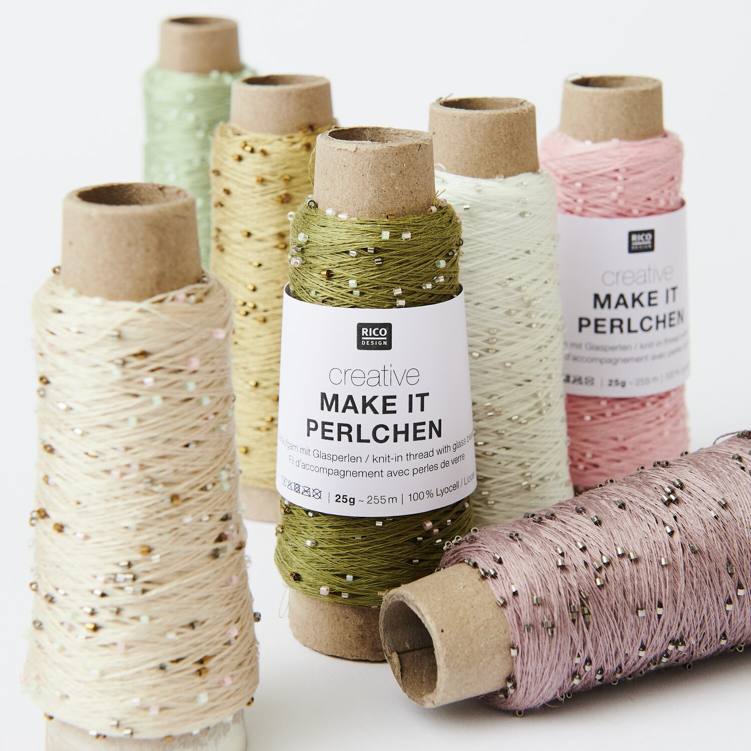 Creative Make It Perlchen: Verschiedene Garnrollen in Pastelltönen mit Perlchen von Rico Design. Ideal für kreative Strick- und Häkelprojekte.