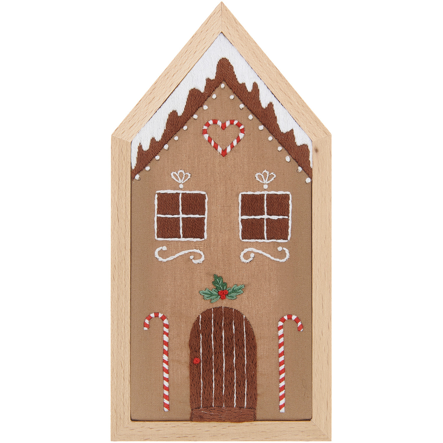 Stickpackung Lebkuchenhaus klein vorgezeichnet von Rico Design zeigt ein gesticktes Lebkuchenhaus mit Zuckerstangen und Herzmotiv auf braunem Hintergrund.
