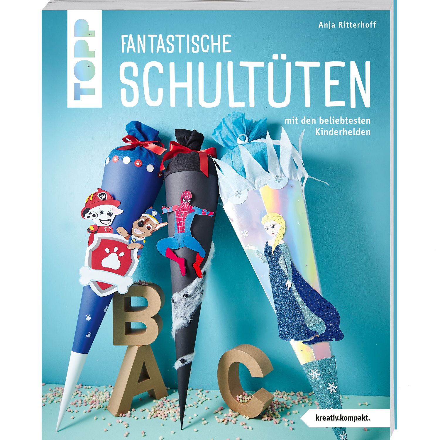 Fantastische Schultüten: Drei bunte Schultüten mit Kinderheldenmotiven vor blauem Hintergrund.