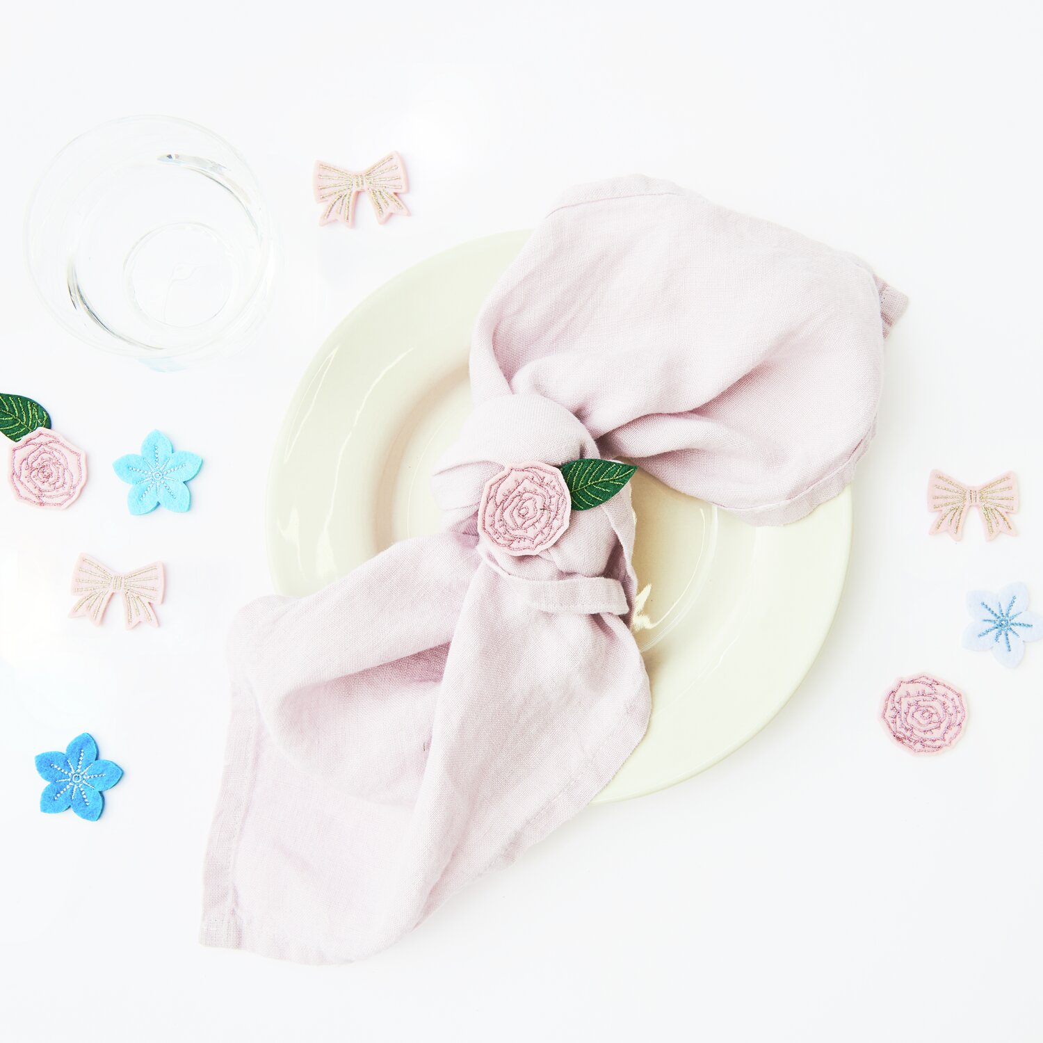 Filzstreu Vergiss-mein-nicht Blau von Rico Design: Dekoratives Filzset mit blauen Blumen und rosa Schleifen auf weißem Hintergrund.