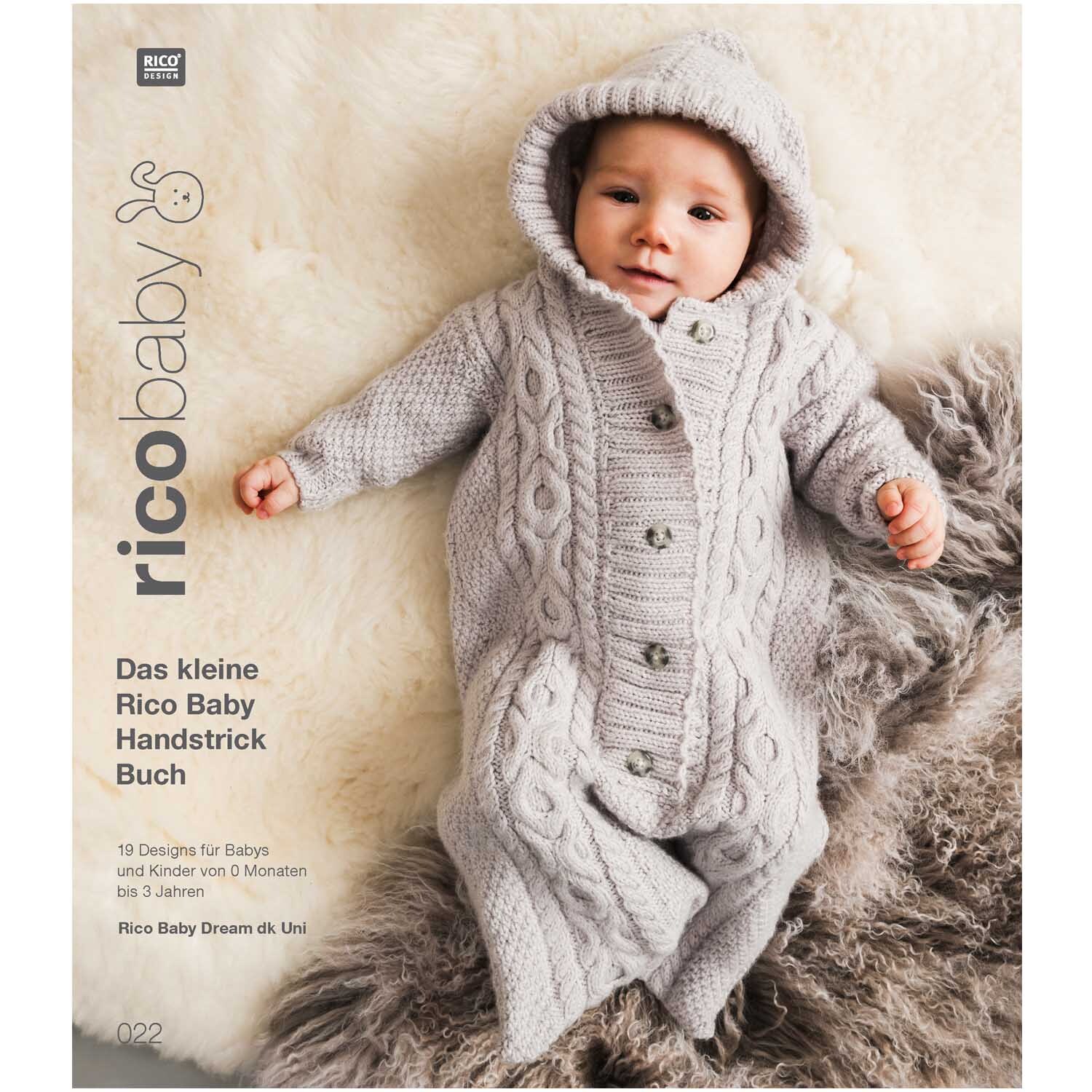 Rico Baby Heft Nr.22 zeigt ein Baby in einem gestrickten, grauen Overall mit Kapuze auf einem weichen Fell.
