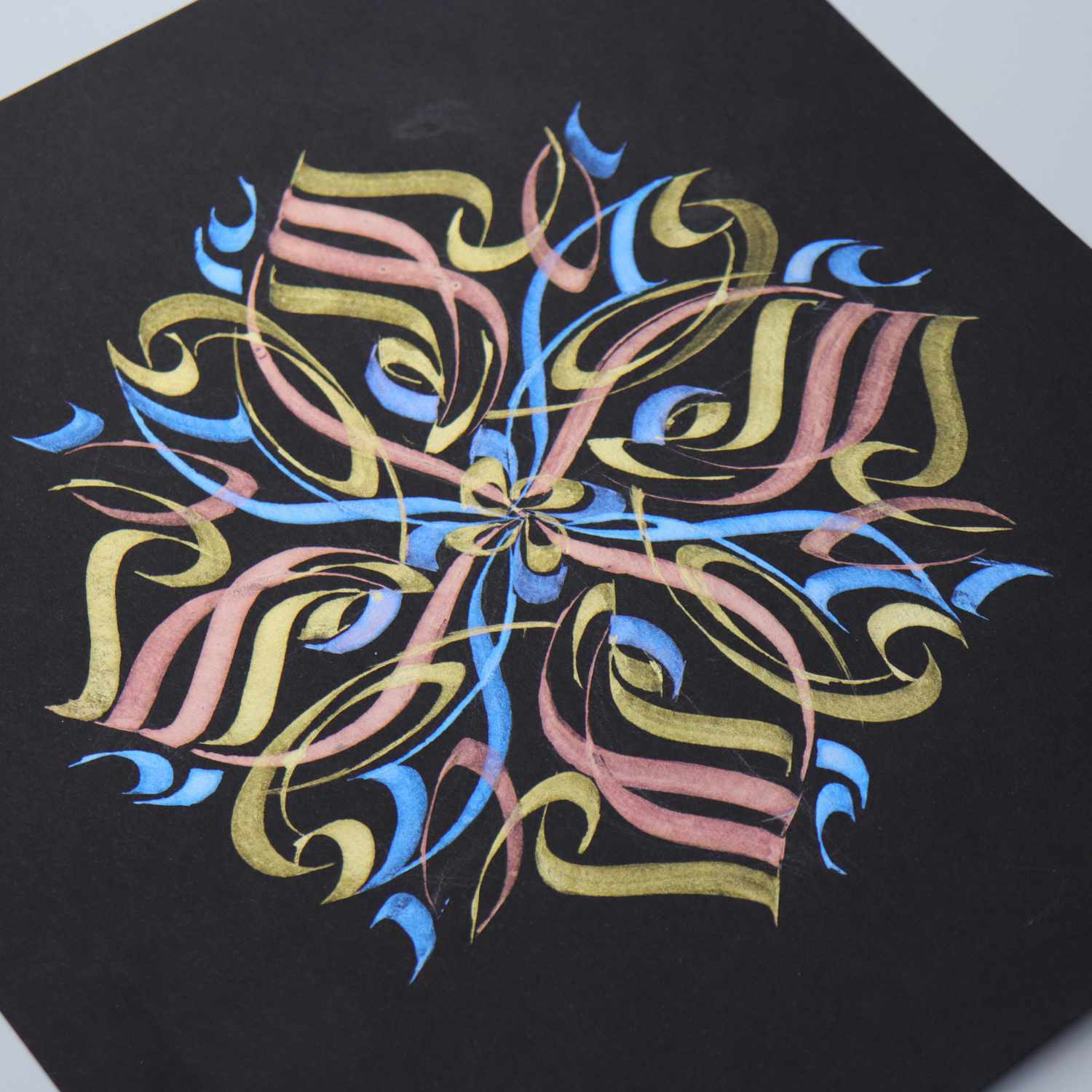 Perlglanzfarben Metals im Metallkasten 6 Farben, ideal für kunstvolle Mandalas auf schwarzem Hintergrund.