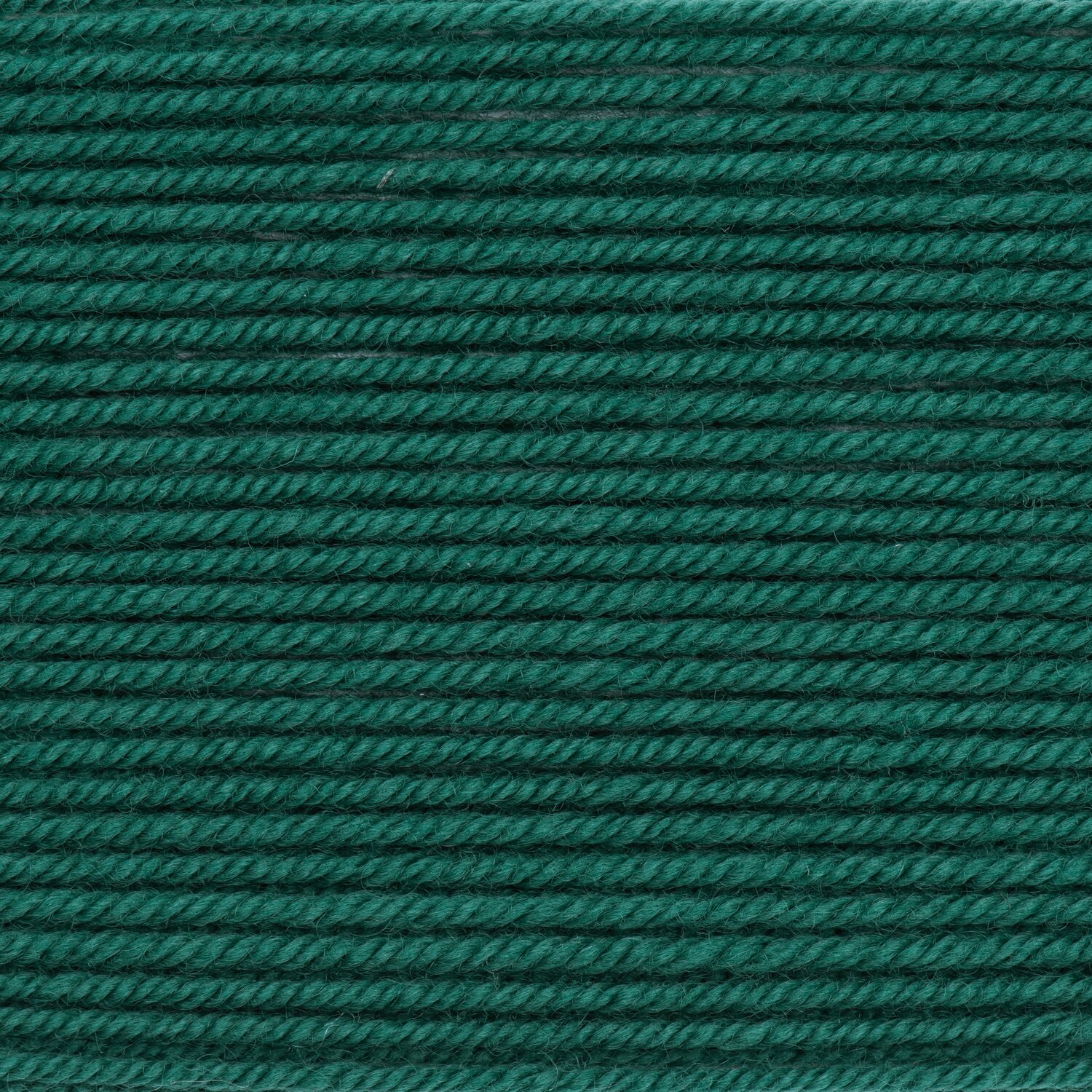 Essentials Merino dk zeigt dicht gereihte Wollstränge von Rico Design in dunkler Nuance, glatt gewickelt für Strickprojekte, Knäuelgröße 50g 110m