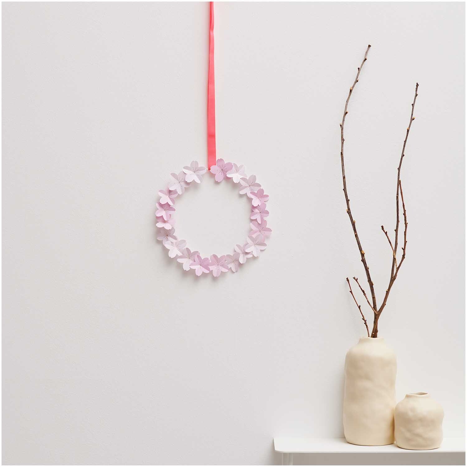 Paper Poetry Mini-Papierblüten Luxury Sakura als dekorativer Kranz an der Wand, zartrosa Blüten.