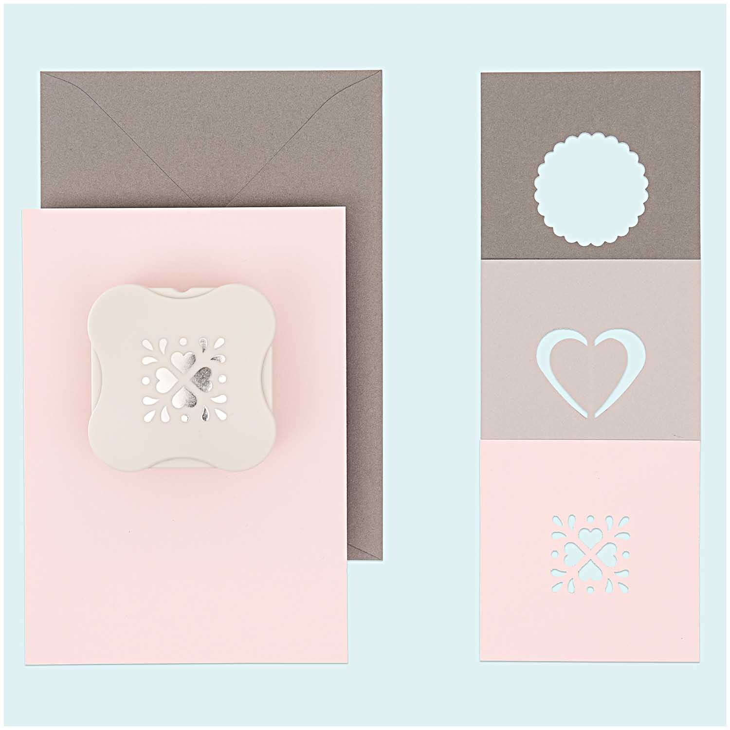 Paper Poetry Everywhere Stanzer Ornament 3x3cm von Rico Design auf rosa Papier mit Herz- und Blumenmuster, ideal für kreative Bastelprojekte.