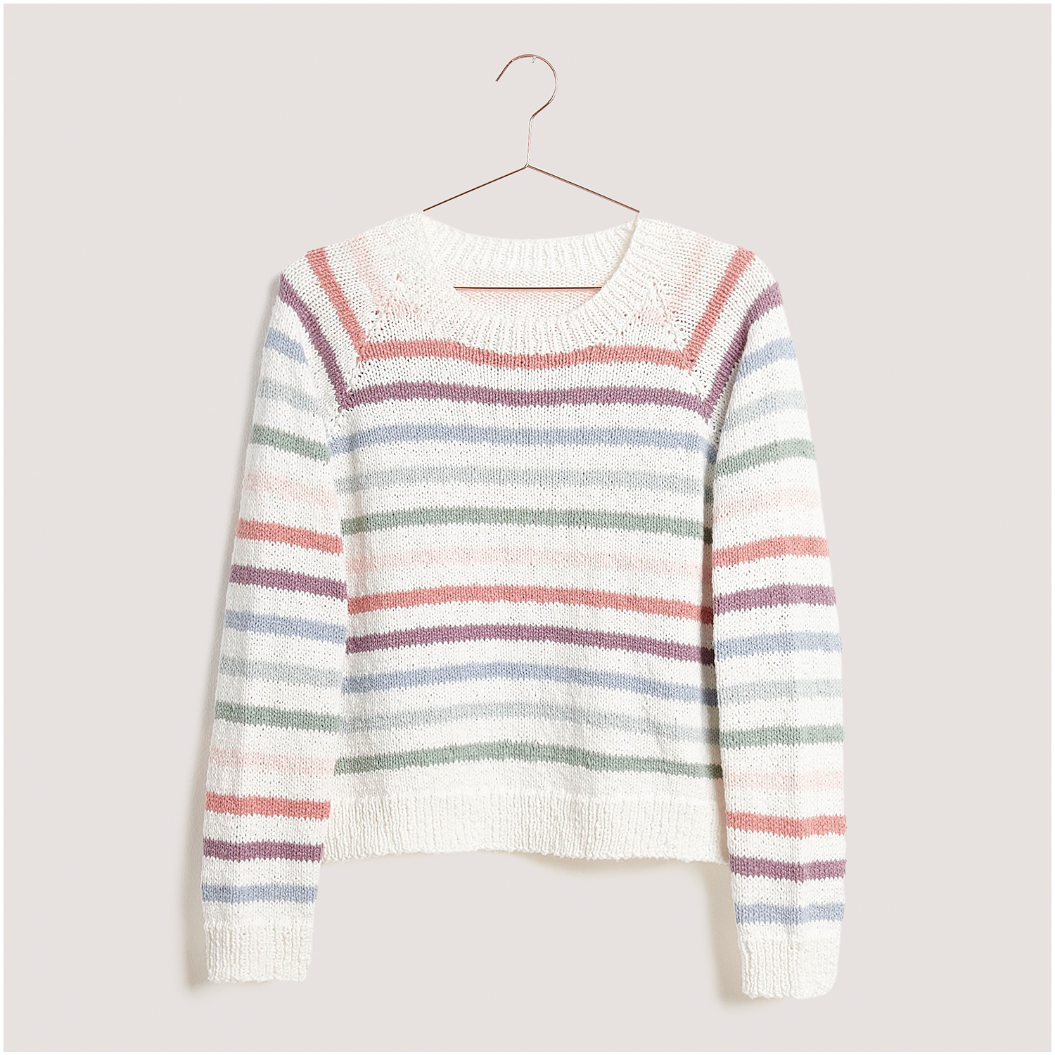 Strickset Pullover Modell 14 aus Lovewool Nr. 18, gestreift in Pastelltönen, auf einem Kleiderbügel.