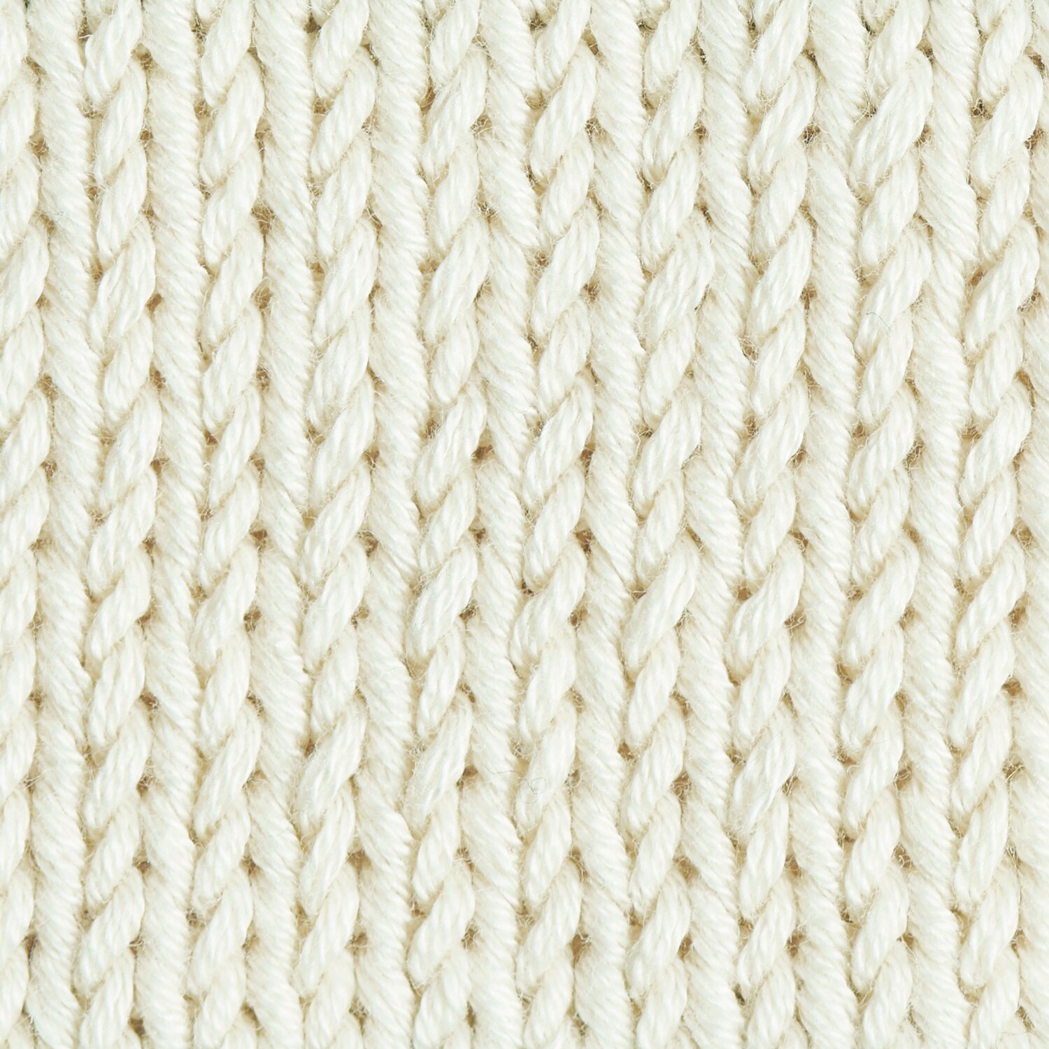Mille Fili: Nahaufnahme von gestrickter Wolle in Naturfarbe, 50g 120m, von Wolle Rödel.