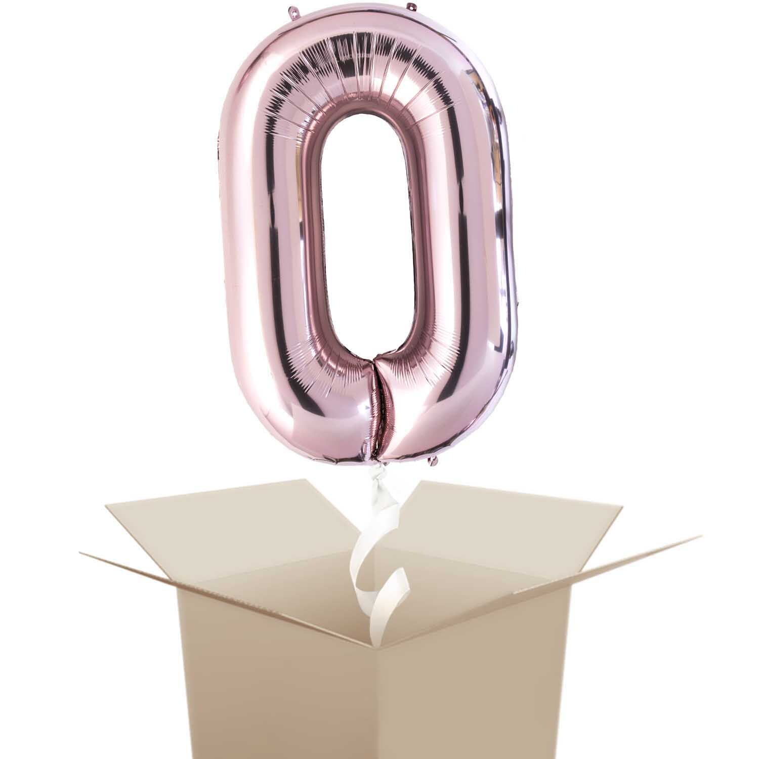 Folienballon mit Helium Zahl rosa 86cm von Rico Design, schwebend über einem offenen Karton.