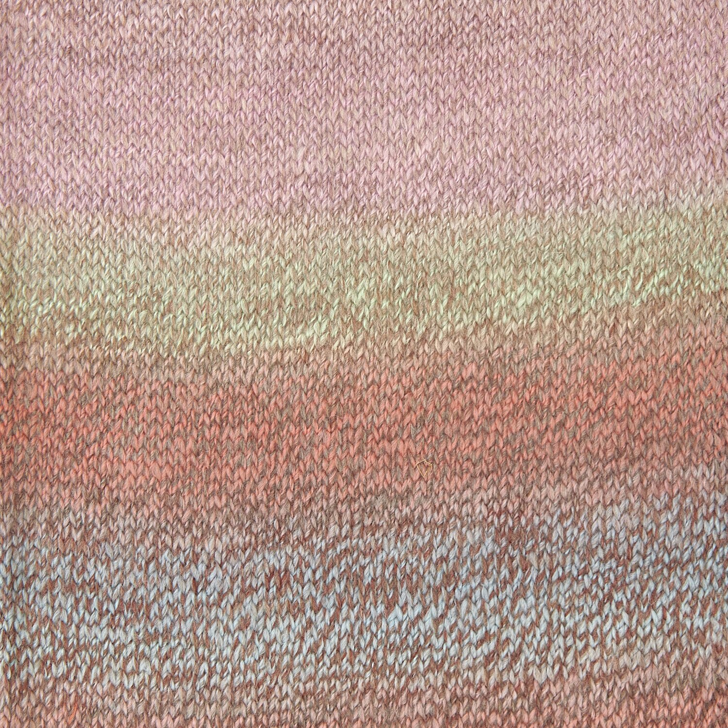 Creative Melange Alpaca Wonderball dk zeigt ein gestricktes Muster in sanften Frühlingsfarben.
