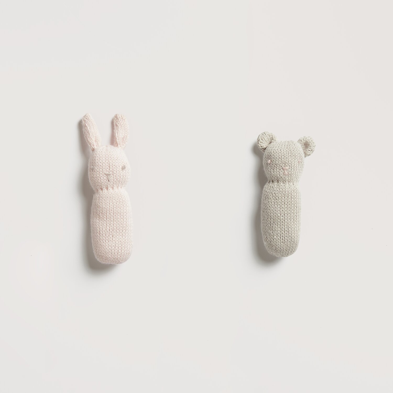 Baby Cozy Organic Cotton Cashmere: Zwei gestrickte Rasseln in Creme und Taupe, Hase und Bär, 50g 145m.