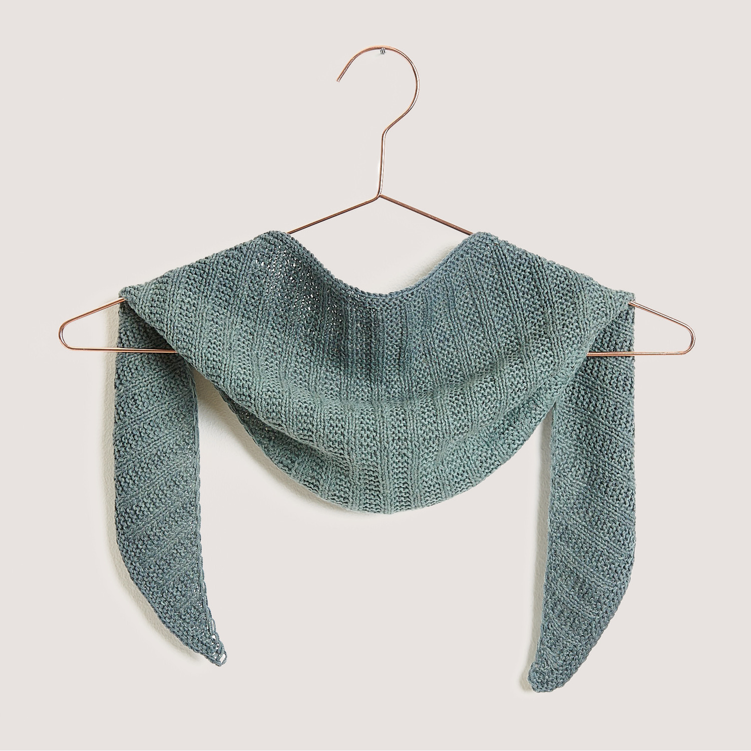 Creative Cotton Dégradé Lucky 8: Eleganter Schal in Efeu-Grün, drapiert auf einem Kleiderbügel.