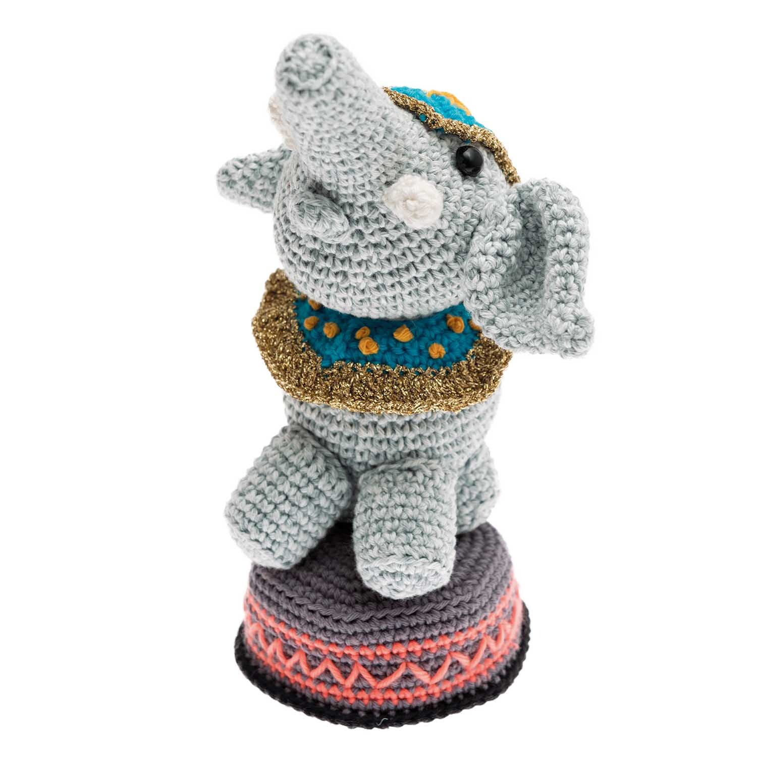 Creative Ricorumi Neon dk: Gehäkelter Elefant auf Podest, verziert mit goldenen und blauen Details.