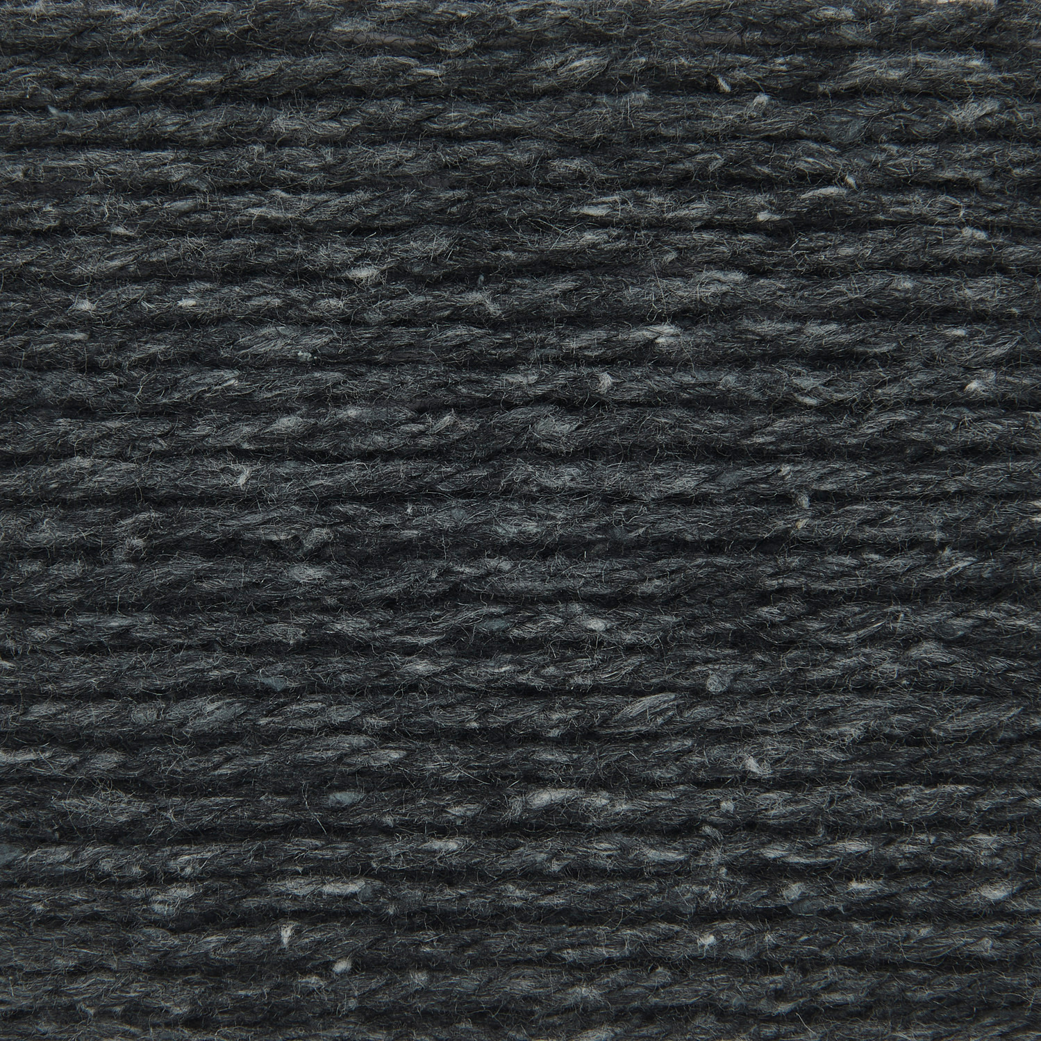 Luxury Natural Silk Blend, anthrazitfarbene Wolle von Rico Design, Nahaufnahme der Textur.