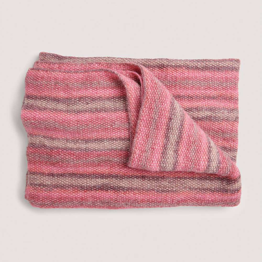 Rosa Decke auf grauem Hintergrund – zum Strickset