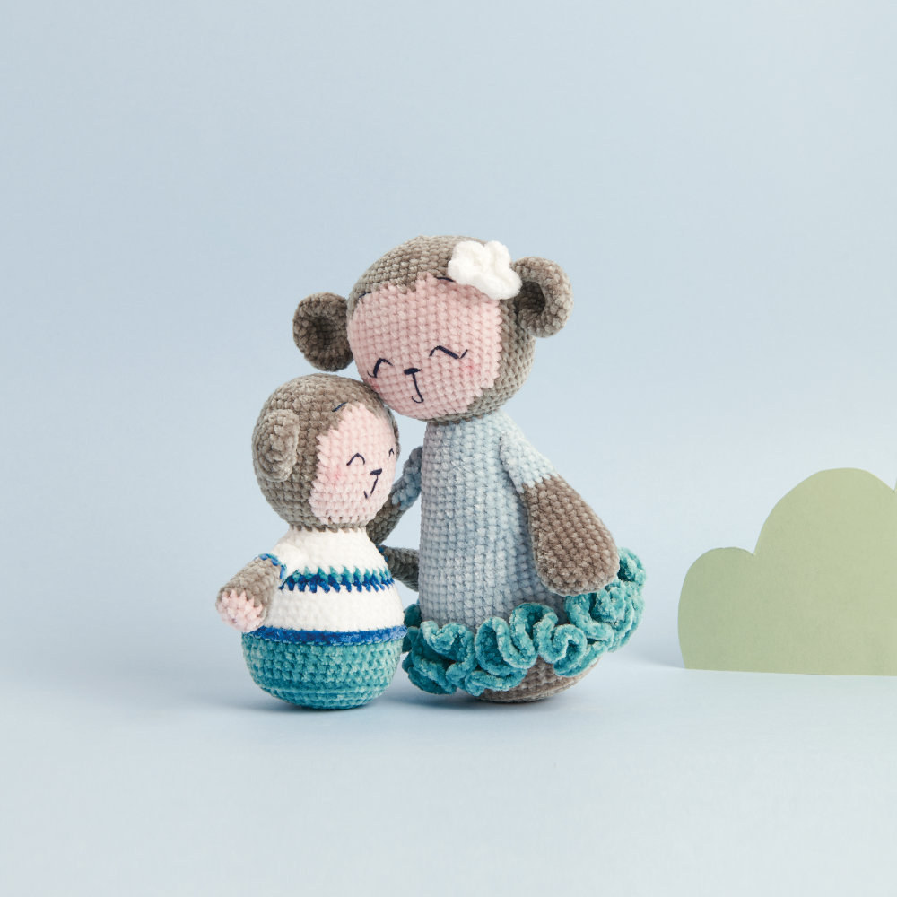 Zwei gehäkelte Figuren aus dem Heft Ricorumi Mini Me, ein Affe und seine Affenmutter.